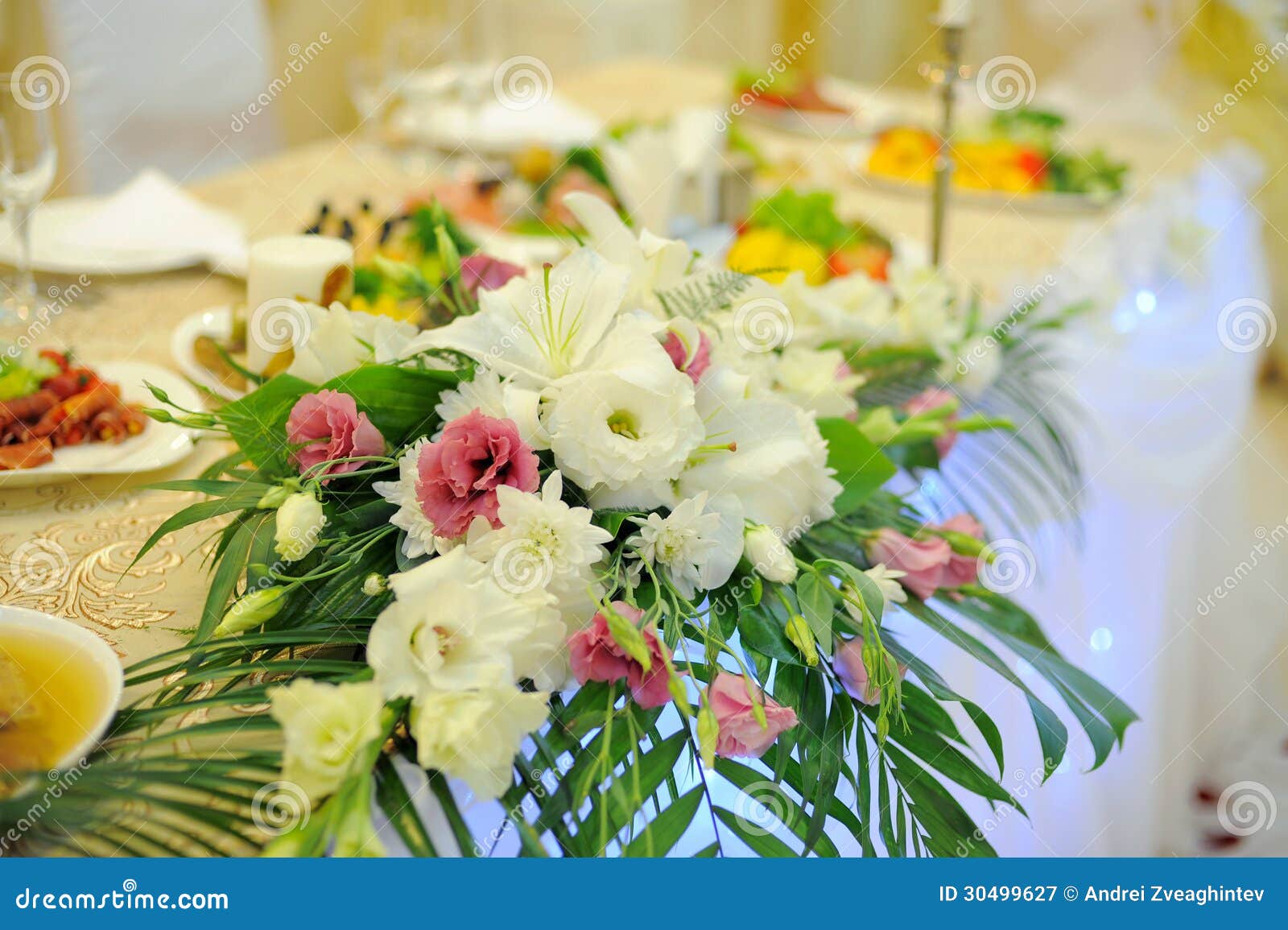 Decoración de la flor blanca de la tabla de la boda
