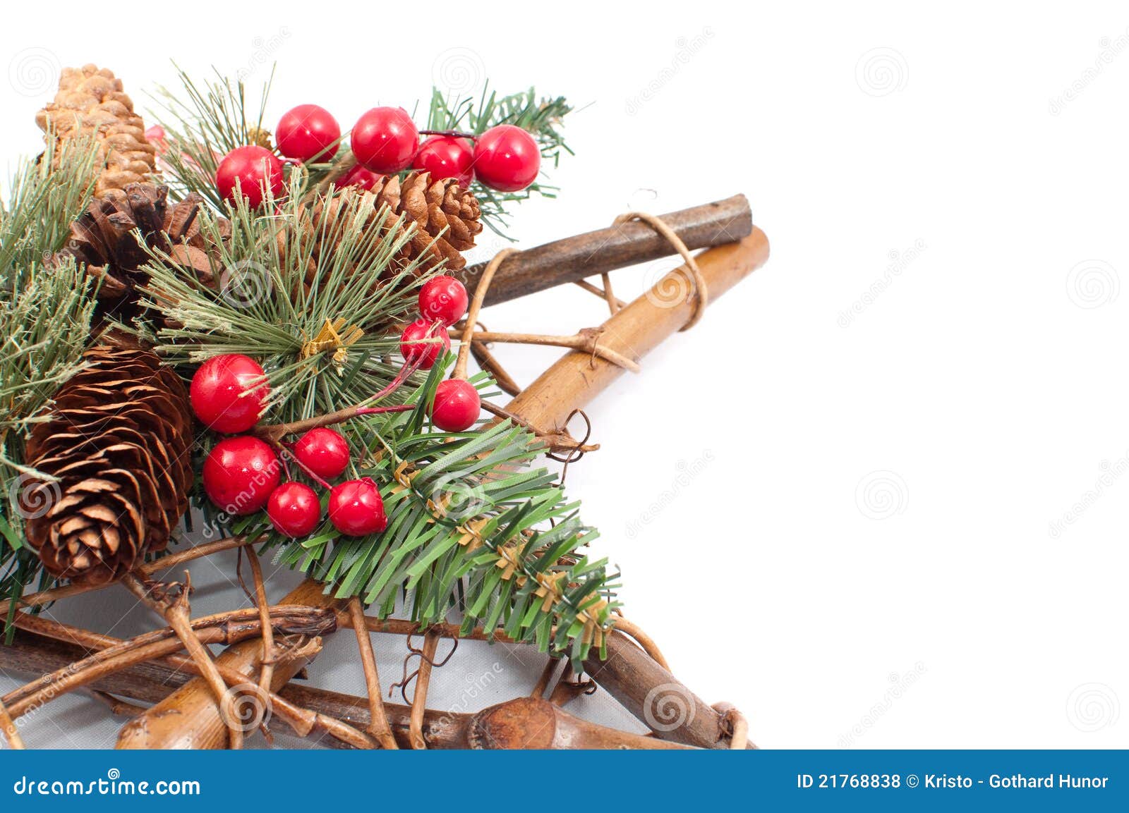 Decoración de la Navidad con las ramificaciones, los conos, la estrella y los bobinadores de cintas en modo continuo del abeto.