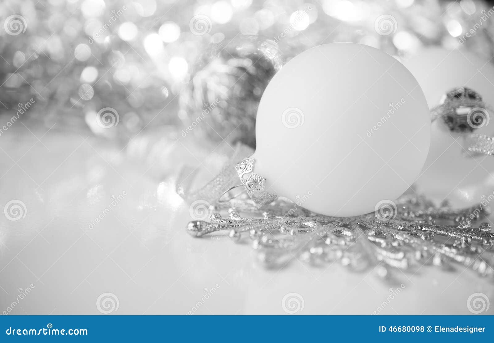 Decoración De La Navidad De Plata Y Blanca En Fondo Del Día De Fiesta
