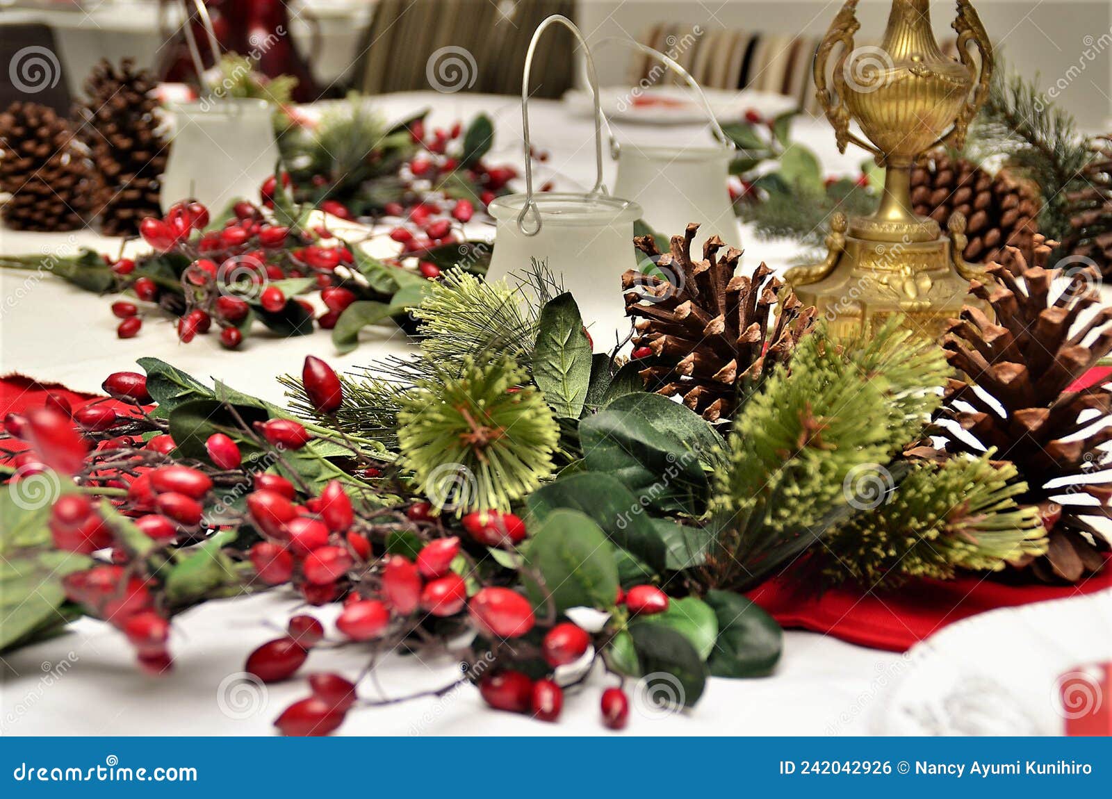 Decoratie Op De Tafel Met Rode Bessen En Naaldbomen Stock Foto - Image ...