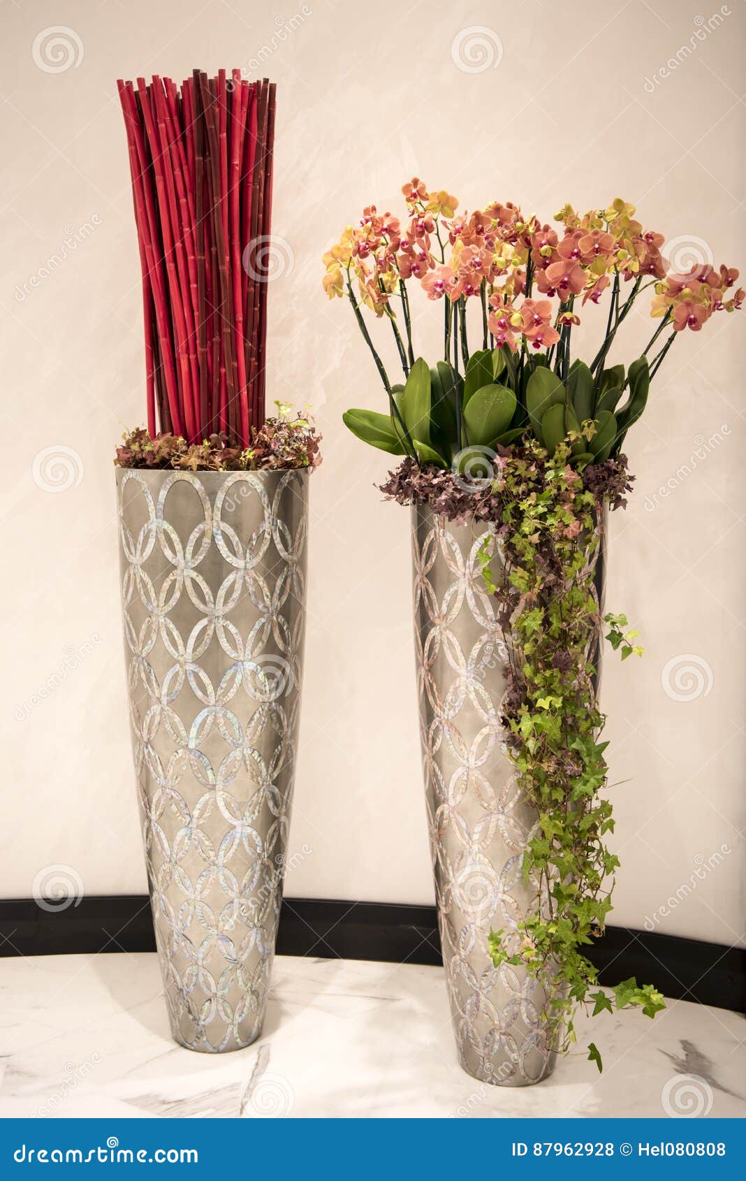 Ongekend Decoratieve lange vazen stock foto. Afbeelding bestaande uit IE-72