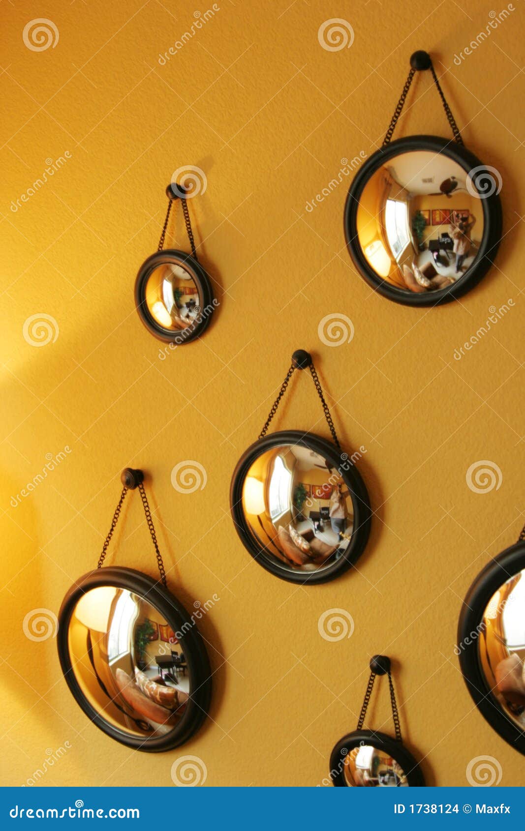 scherp Verbinding Hen Decoratieve Spiegels Op De Muur Stock Foto - Image of voorwerpen, ontwerp:  1738124