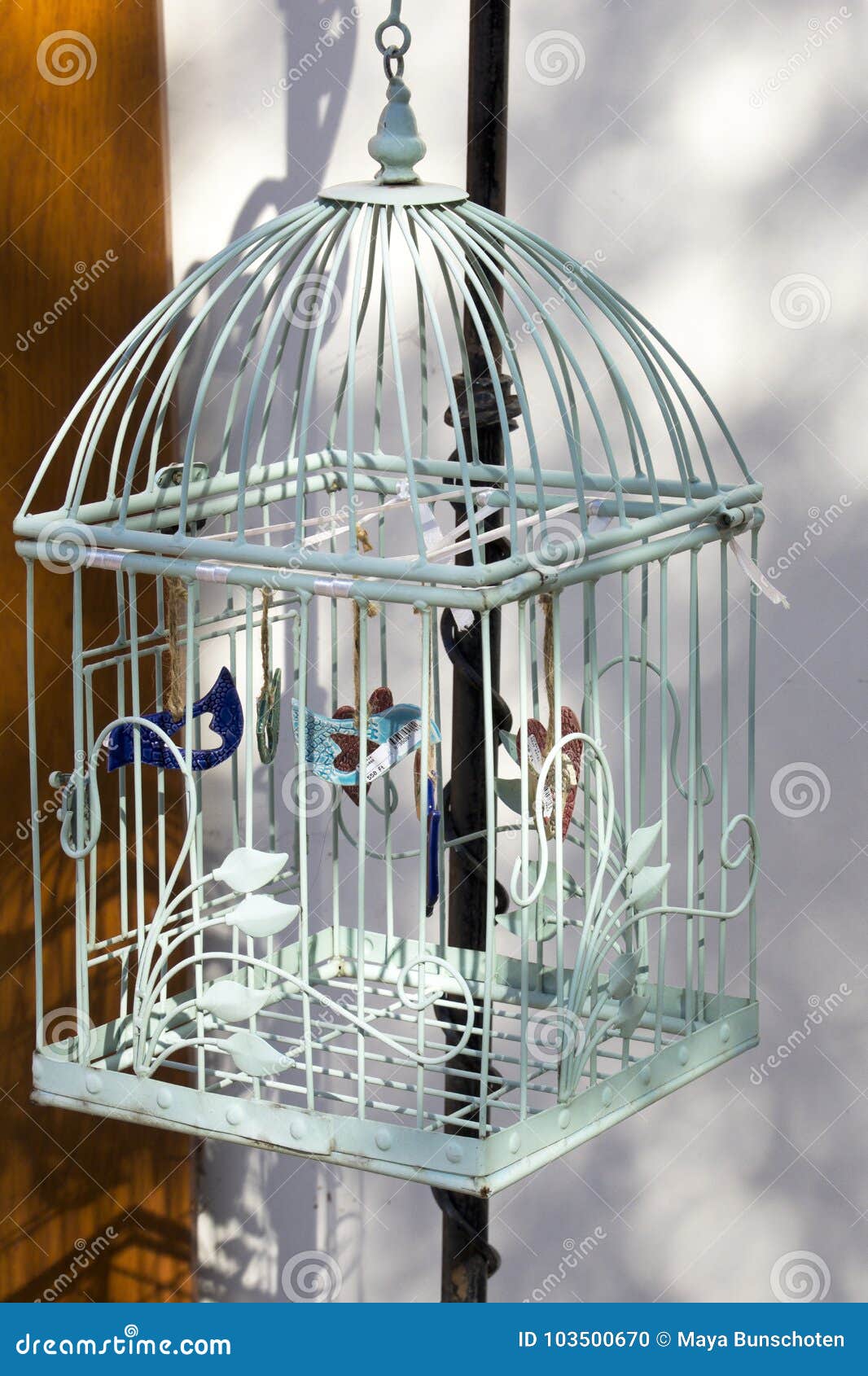verdiepen lanthaan het internet Decoratieve Vogelkooi Die Buiten Hangen Stock Foto - Image of verguld,  gekooid: 103500670