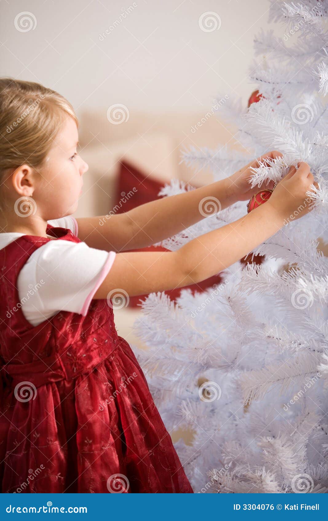 decorating a christmastree