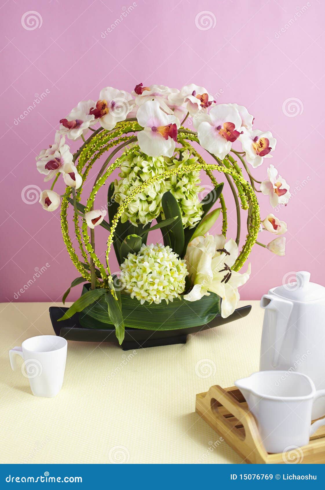 Flower arrangement art, Decorative artificial flowers