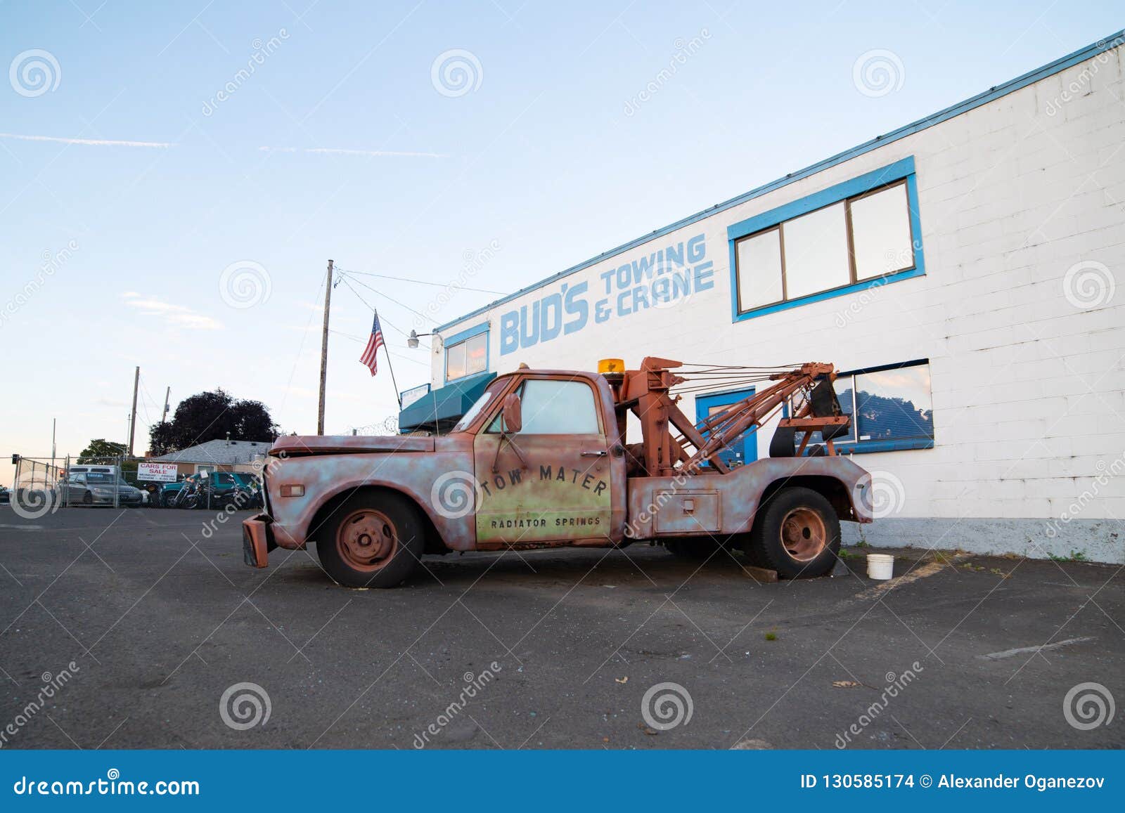 bouw Aanvankelijk omzeilen Decorative Brown Truck with `tow Mater` on it Editorial Stock Image - Image  of flag, rusted: 130585174