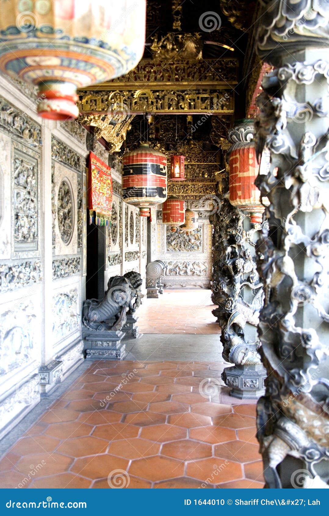 decorative chinese clan house entrance