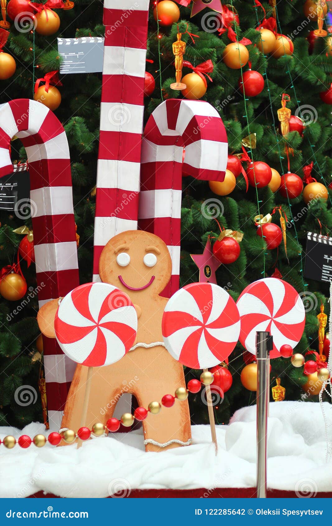 Decorazioni Natalizie Bastoncini Di Zucchero.Decorazione Dell Albero Di Natale Uomo Di Pan Di Zenzero Gigante Bastoncini Di Zucchero E Lecca Lecca Fotografia Stock Immagine Di Lifestyle Festive 122285642