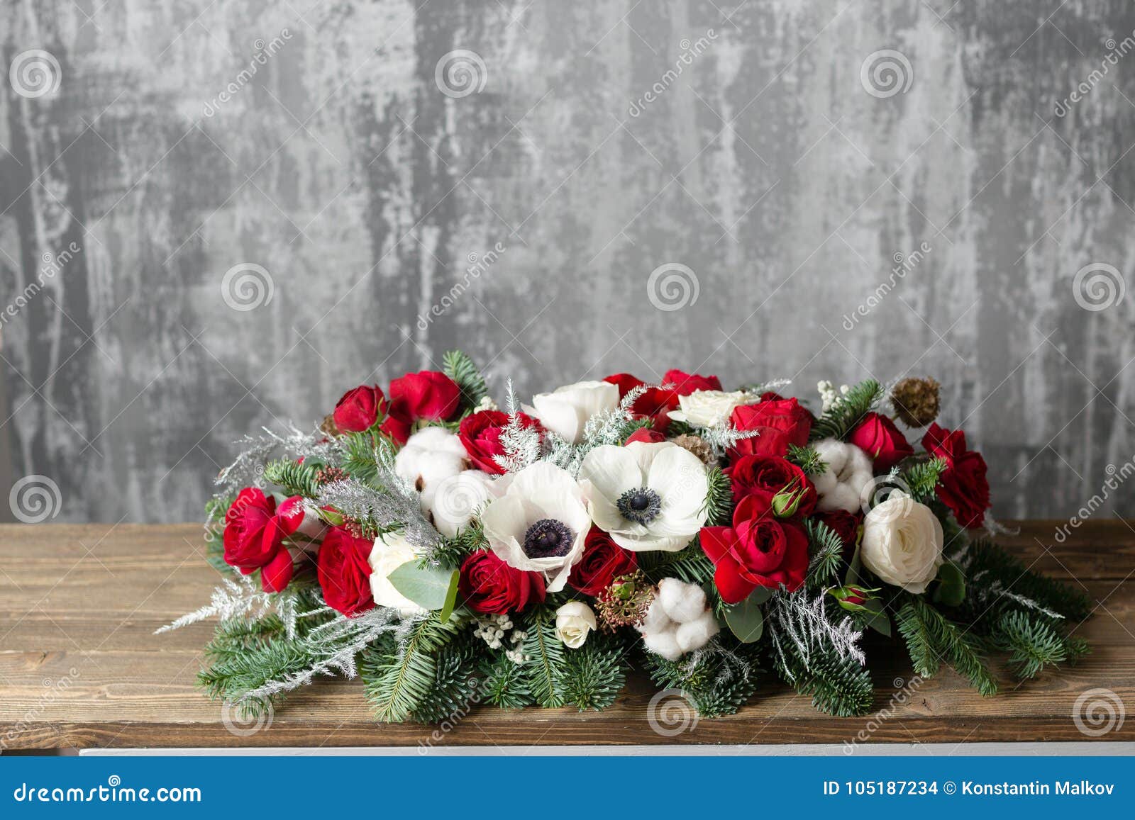 Decorazione Di Inverno La Composizione Dei Rami Nobilis E Dei Fiori Freschi Fiorista Del Lavoro In Negozio Per La Decorazione Del Fotografia Stock Immagine Di Miscela Fresco