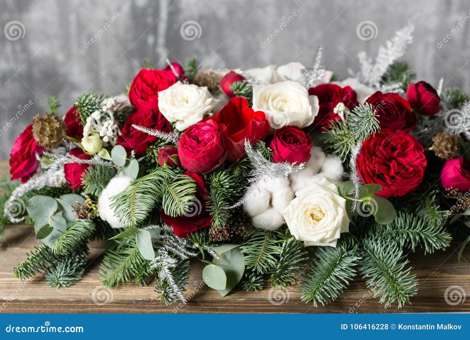 Decorazione Di Inverno La Composizione Dei Rami Nobilis E Dei Fiori Freschi Fiorista Del Lavoro In Negozio Per La Decorazione Del Fotografia Stock Immagine Di Colore Fresco