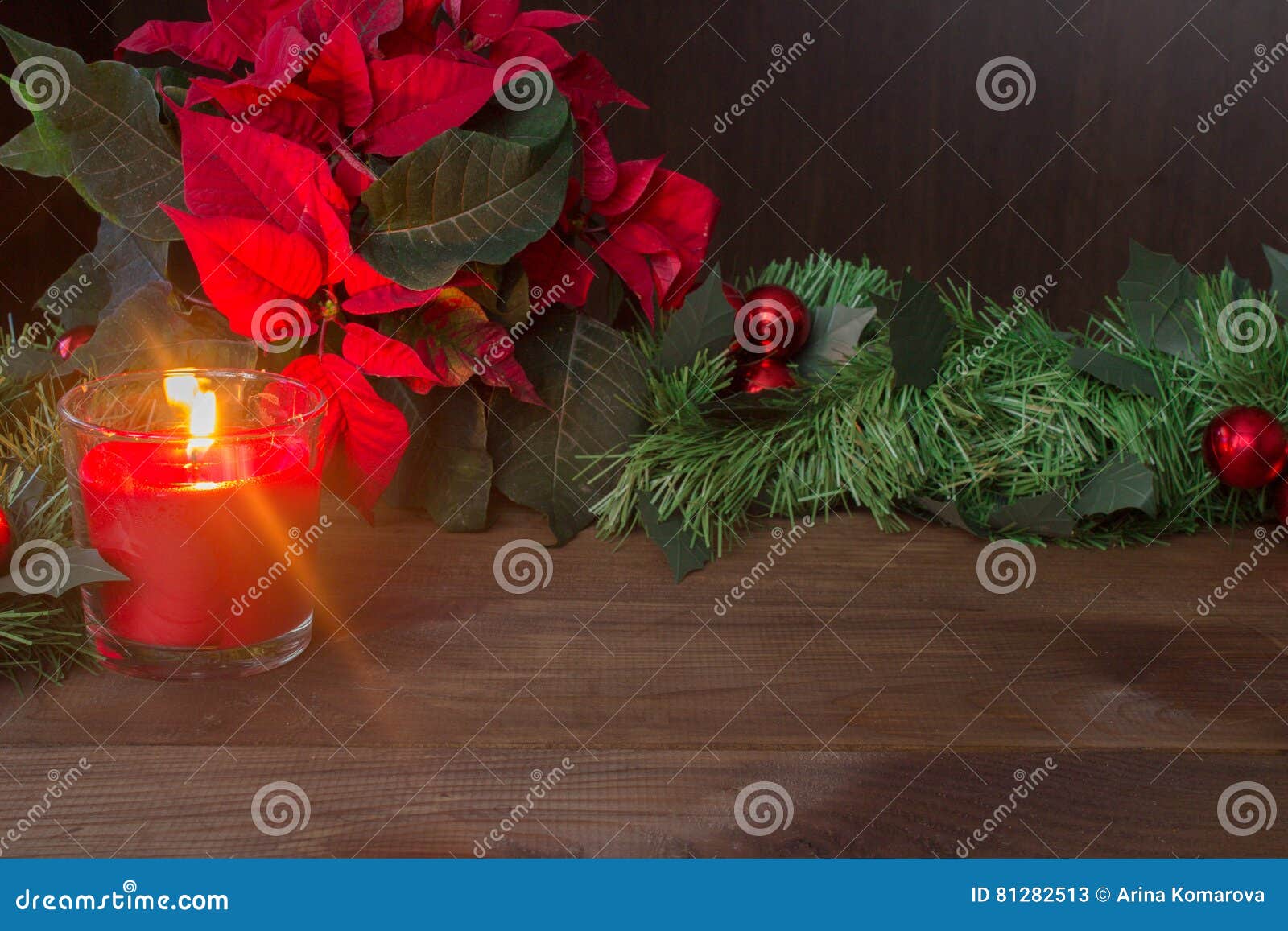 Stella Di Natale Morta.Decorazione Di Natale Con Le Candele E La Stella Di Natale Rosse Immagine Stock Immagine Di Contesto Agrifoglio 81282513