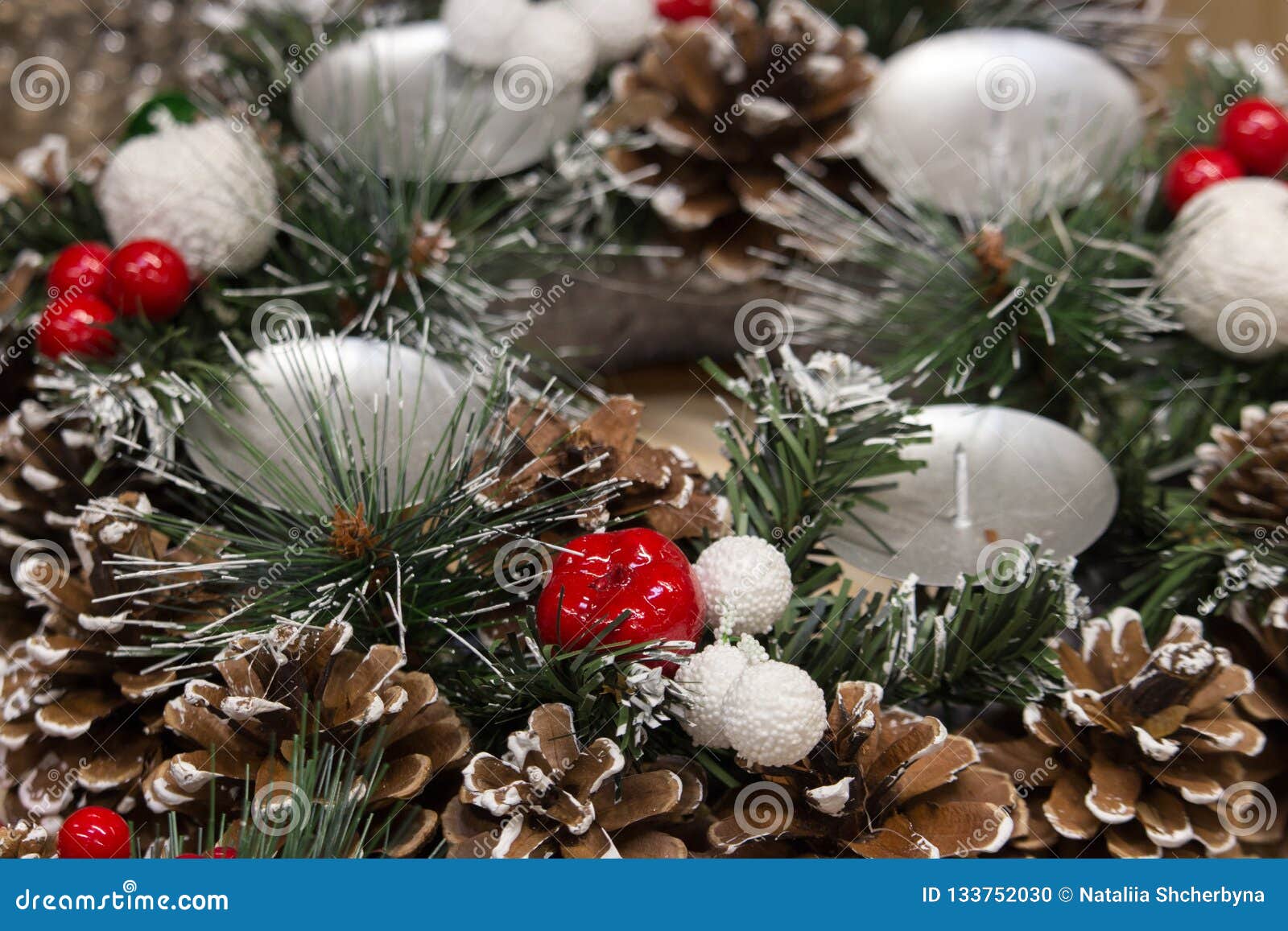 Albero Di Natale Con Pigne E Neve.Decorazione Di Natale Con Le Candele E Le Pigne In Neve Conifera Festiva Pigne Sull Albero Di Natale Fotografia Stock Immagine Di Decorato Brown 133752030