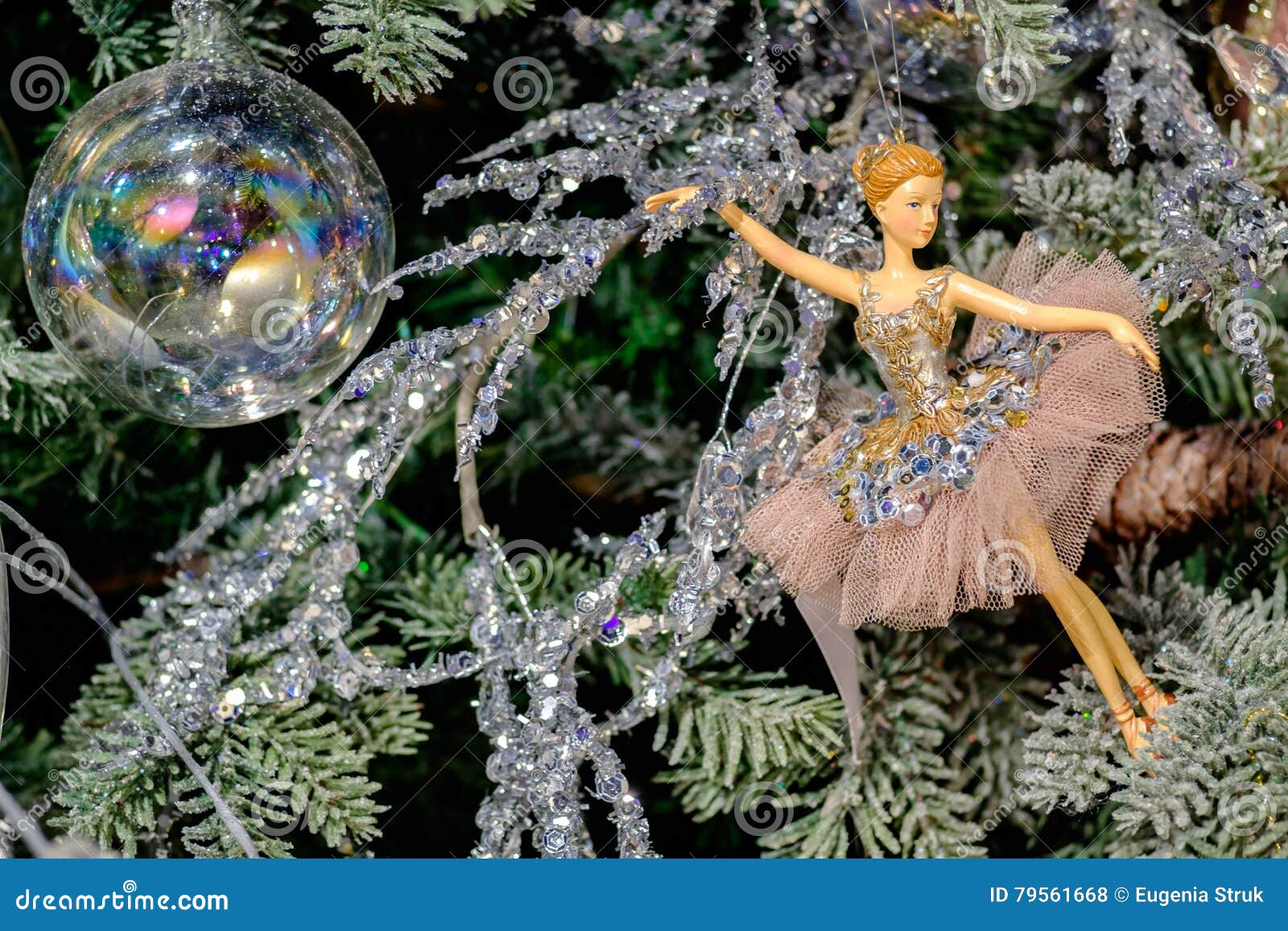 Decorazioni Natalizie Ballerine.Decorazione Di Natale Del Giocattolo Della Ballerina Fotografia Stock Immagine Di Balletto Sfera 79561668