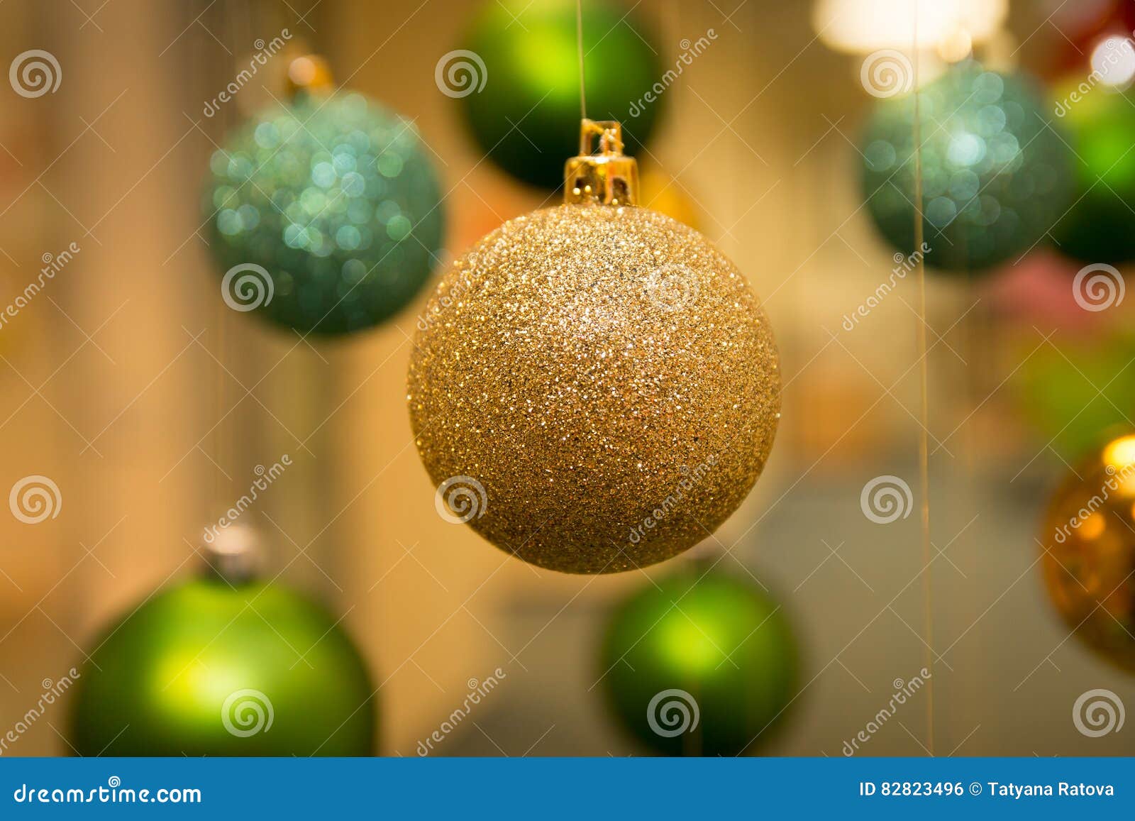 Decorazioni Natalizie Verdi.Decorazione Di Natale E Del Nuovo Anno Oro E Palle Verdi Dell Albero Di Abete Fotografia Stock Immagine Di Lane Festa 82823496