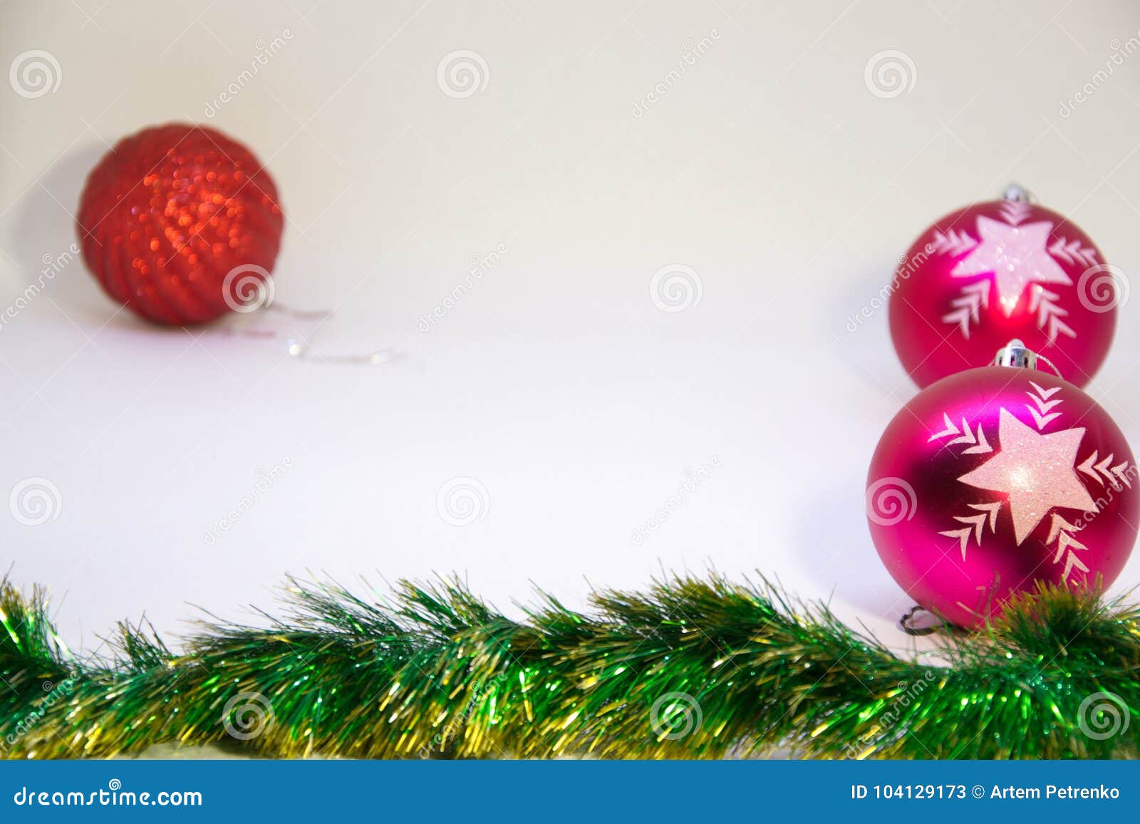Decorazione di rosso e due palle rosa di natale e di Natale su un fondo bianco. Festivo, cartolina di Natale, palla rossa, due palle rosa e decorazioni di Natale su un fondo bianco, fondo di natale