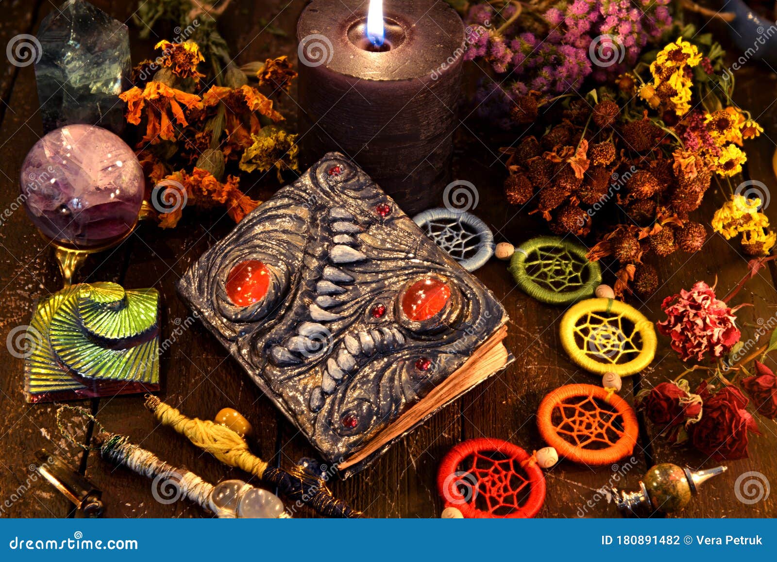 Decorazione Di Streghe E Candele Nere Con Decorazioni Di Chakra Fotografia  Stock - Immagine di previsione, magia: 180891482