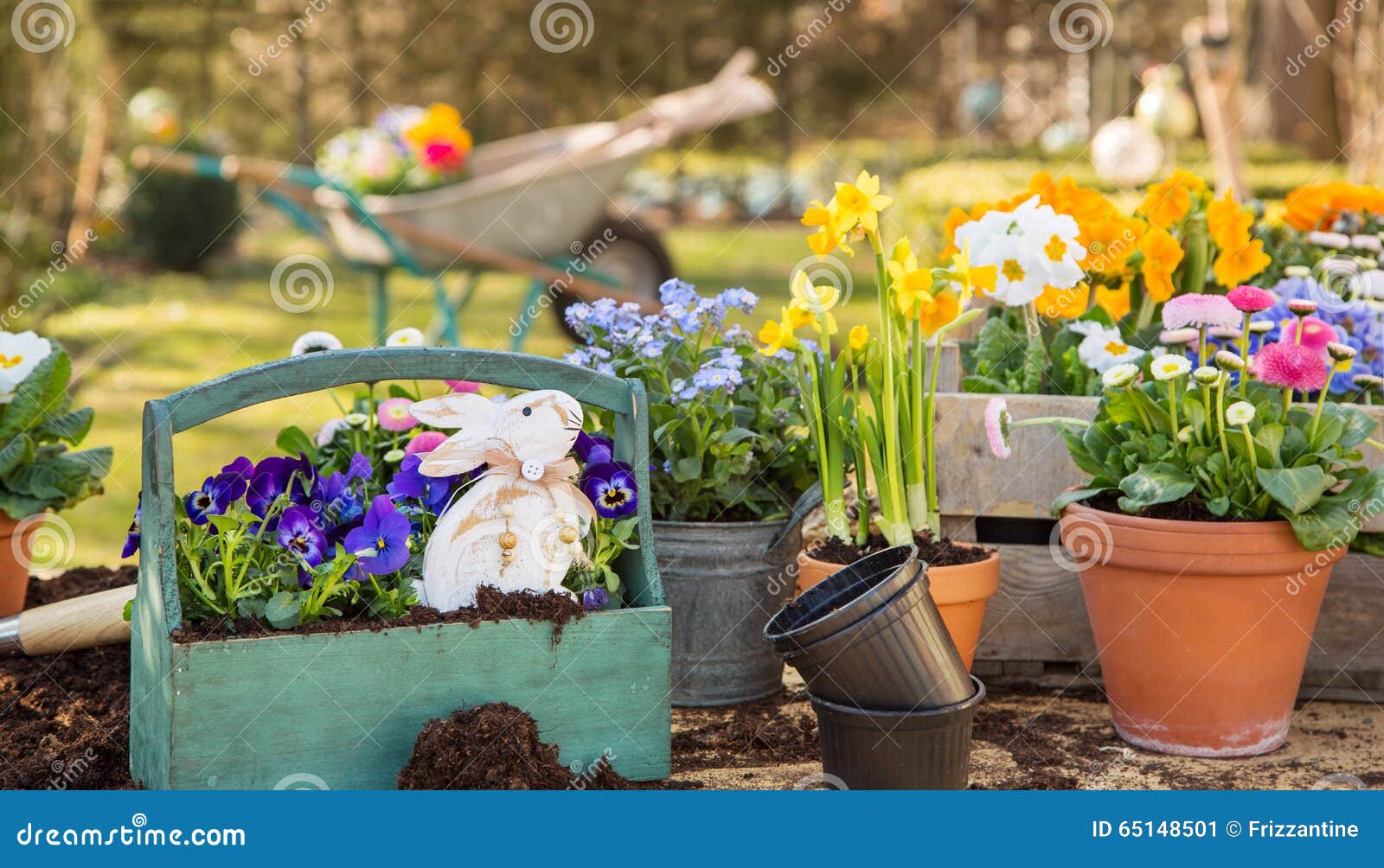 Decorazione fatta a mano di Pasqua con i fiori ed il coniglietto della molla a casa