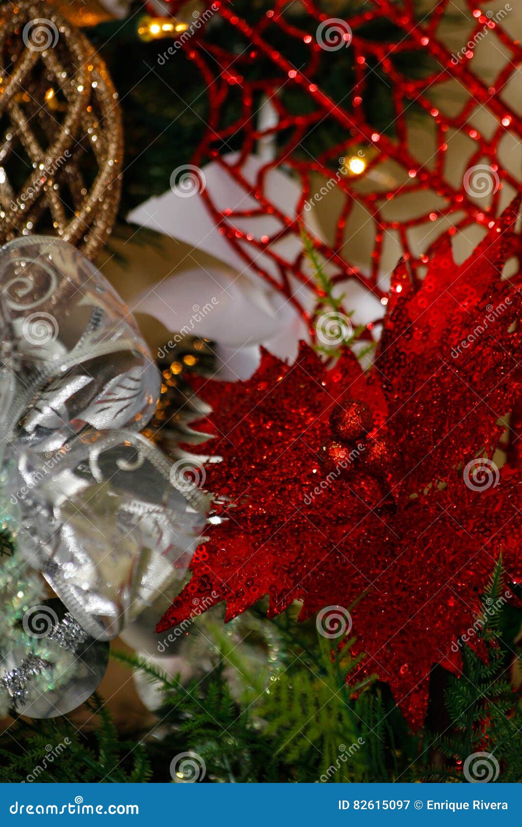 Albero Di Natale Bianco E Oro E Rosso.Decorazioni Bianche E Rosse Dell Oro Dell Albero Di Natale Immagine Stock Immagine Di Allegro Feste 82615097