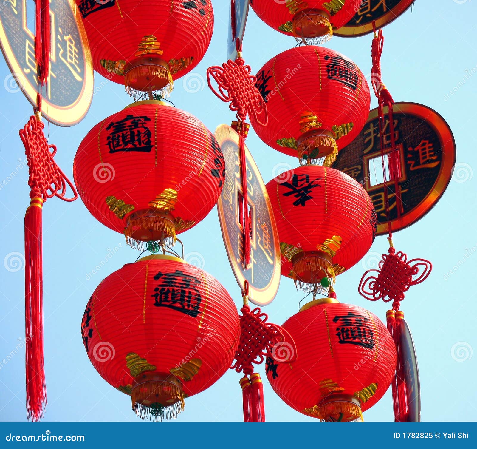 Шар в шаре китай. Китайские новогодние украшения шары. Китайский новый год украшения. Китайский новый год декор. Новый год в китайском стиле.