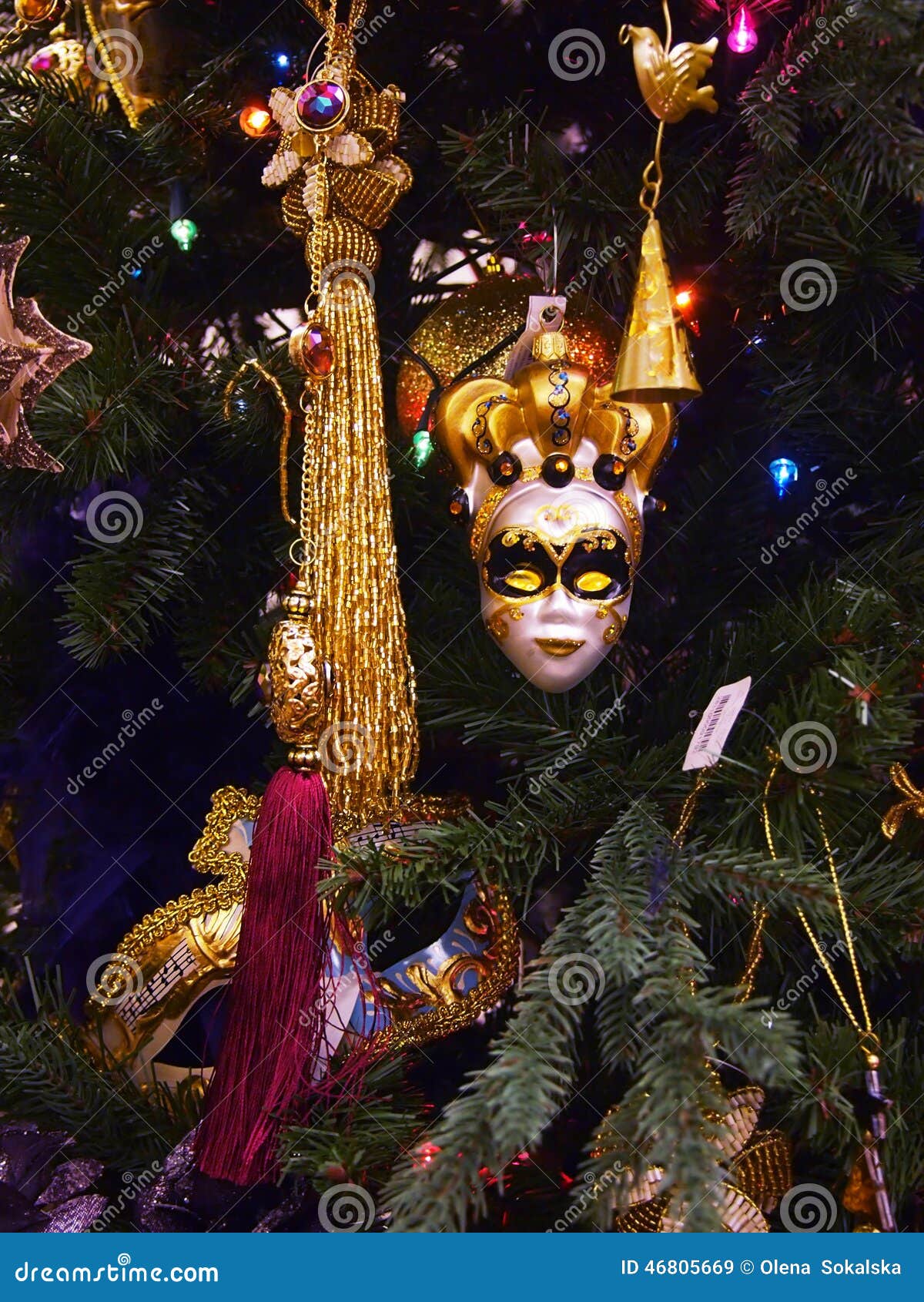 Decorazioni Con Le Maschere Di Carnevale Sull'albero Di Natale Immagine  Stock - Immagine di arco, carnevale: 46805669