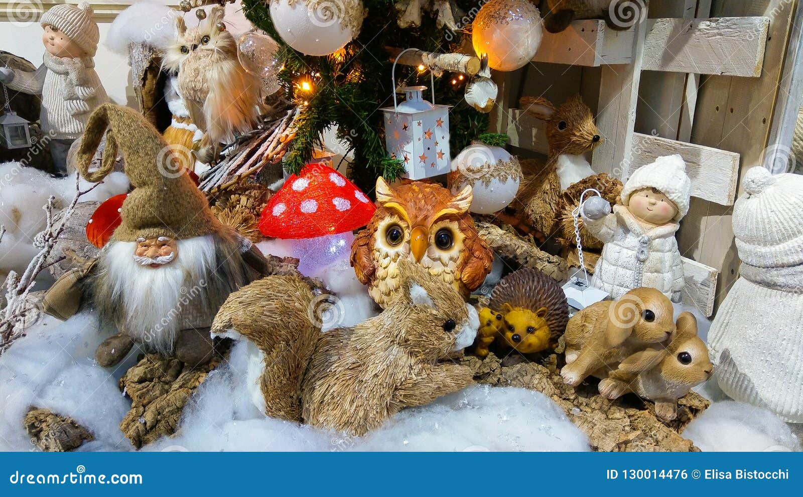 Decorazioni Natalizie Animali.Decorazioni Degli Animali Vicino All Albero Di Natale Fotografia Stock Immagine Di Negozio Allegro 130014476