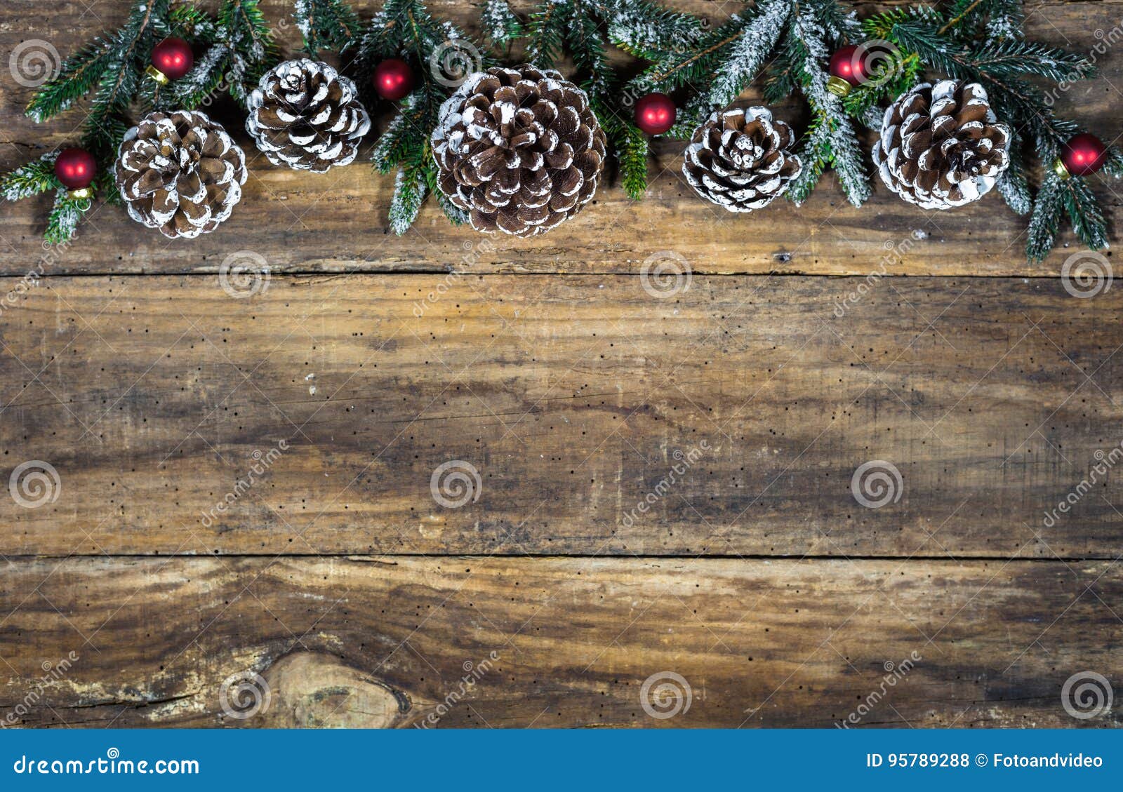 Decorazioni Natalizie Con Rami Di Abete.Decorazioni Di Natale Con Le Pigne I Rami Di Albero Dell Abete E Le Palle Rosse Fotografia Stock Immagine Di Evergreen Brown 95789288