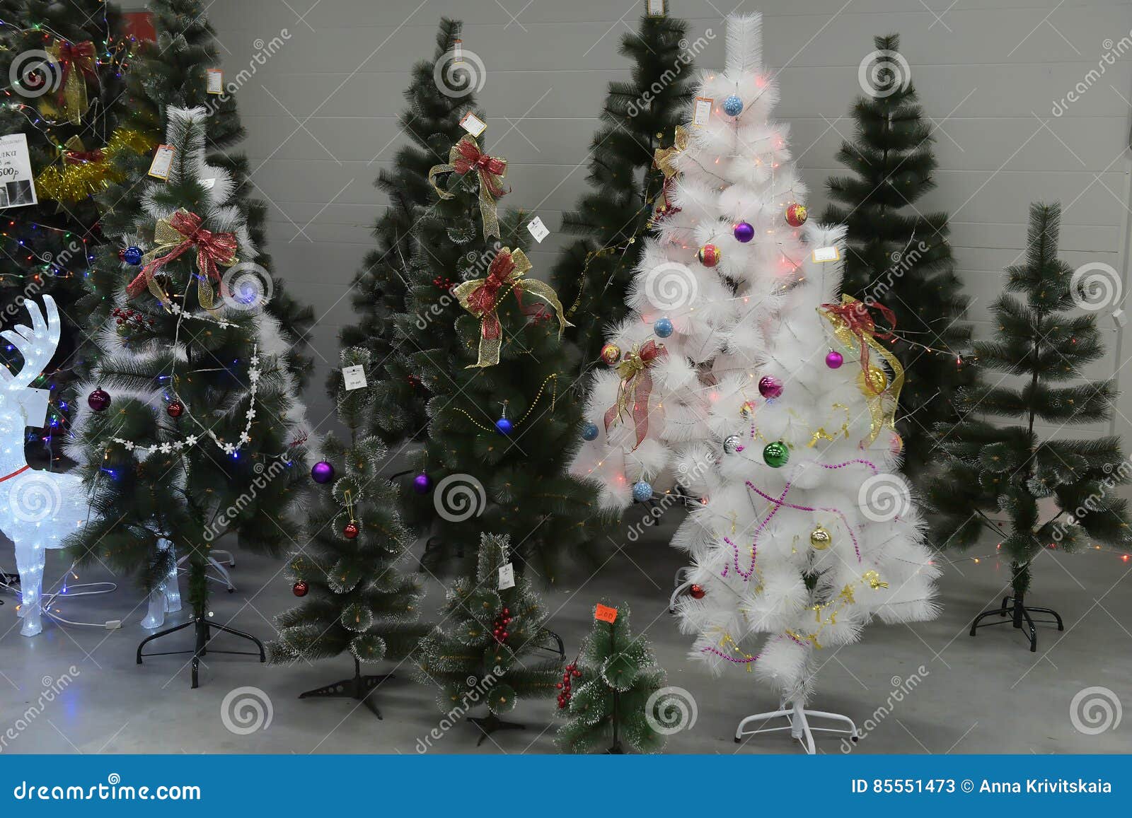 Auchan Decorazioni Natalizie.Decorazioni Di Natale Sulla Vendita Al Deposito Fotografia Stock Editoriale Immagine Di Elemento Appendere 85551473