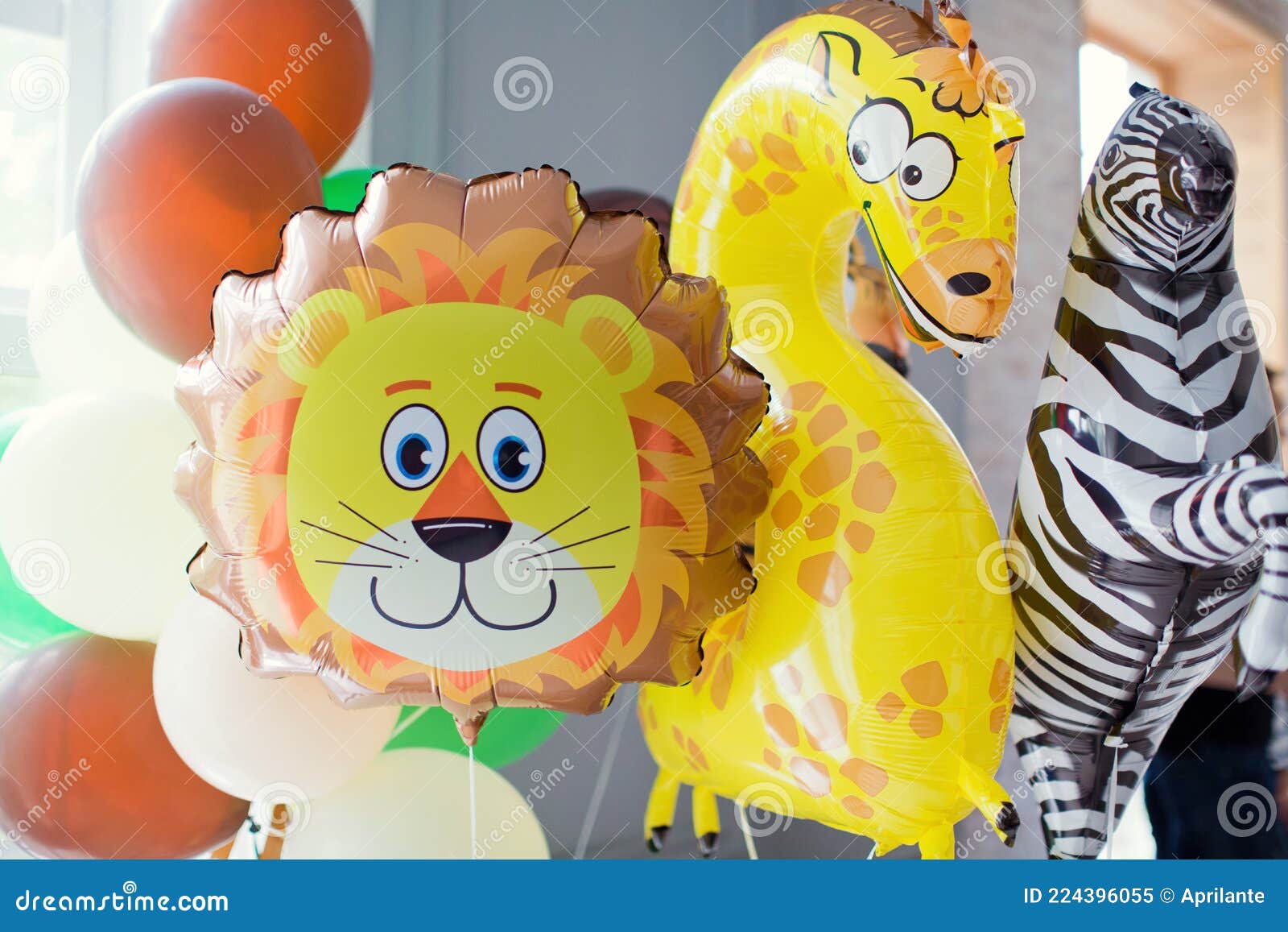 Decorazioni Di Palloncini Per Animali Da Jungla Immagine Stock - Immagine  di verde, bambini: 224396055