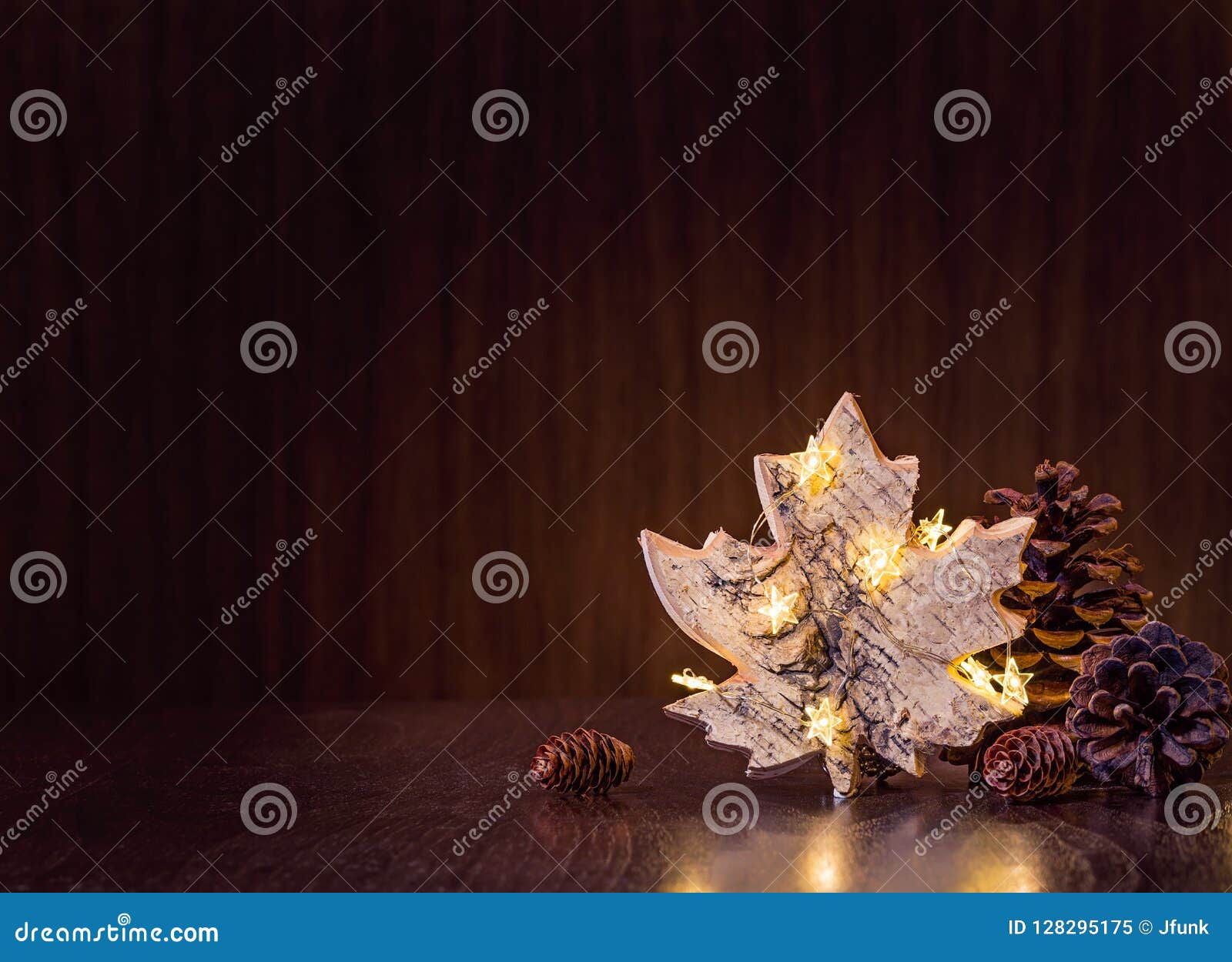 Decorazioni Natalizie Naturali.Decorazioni Naturali Di Natale Con Le Luci Immagine Stock Immagine Di Luce Scuro 128295175
