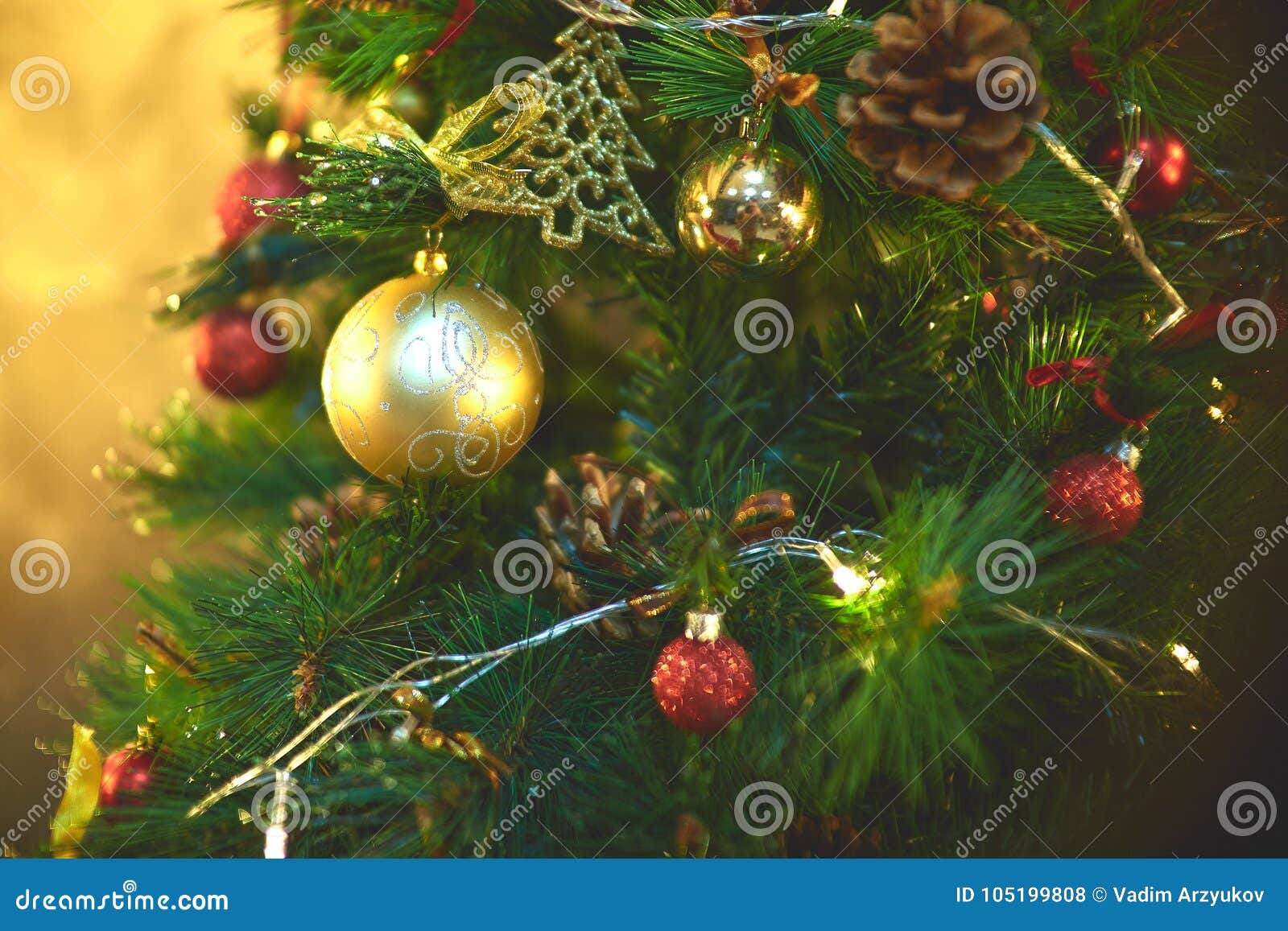 Sfondi Alberi Natalizi.Decorazioni Per Un Albero Di Natale Contro Lo Sfondo Delle Luci Di Una Ghirlanda Fotografia Stock Immagine Di Pino Pulito 105199808