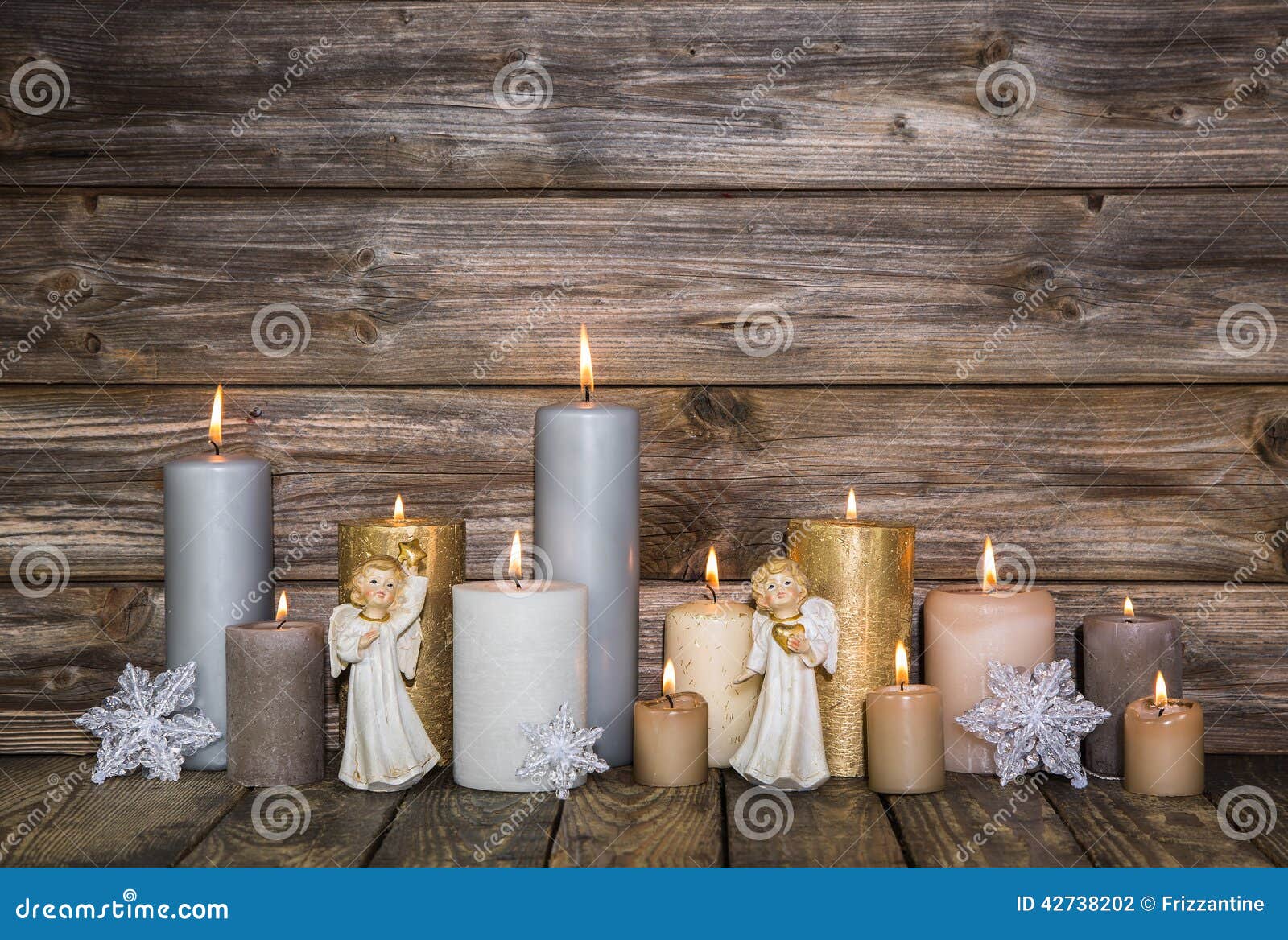 Decoração do Natal com velas e anjos no backgroun de madeira. Decoração do Natal com velas e anjos dourados no fundo de madeira