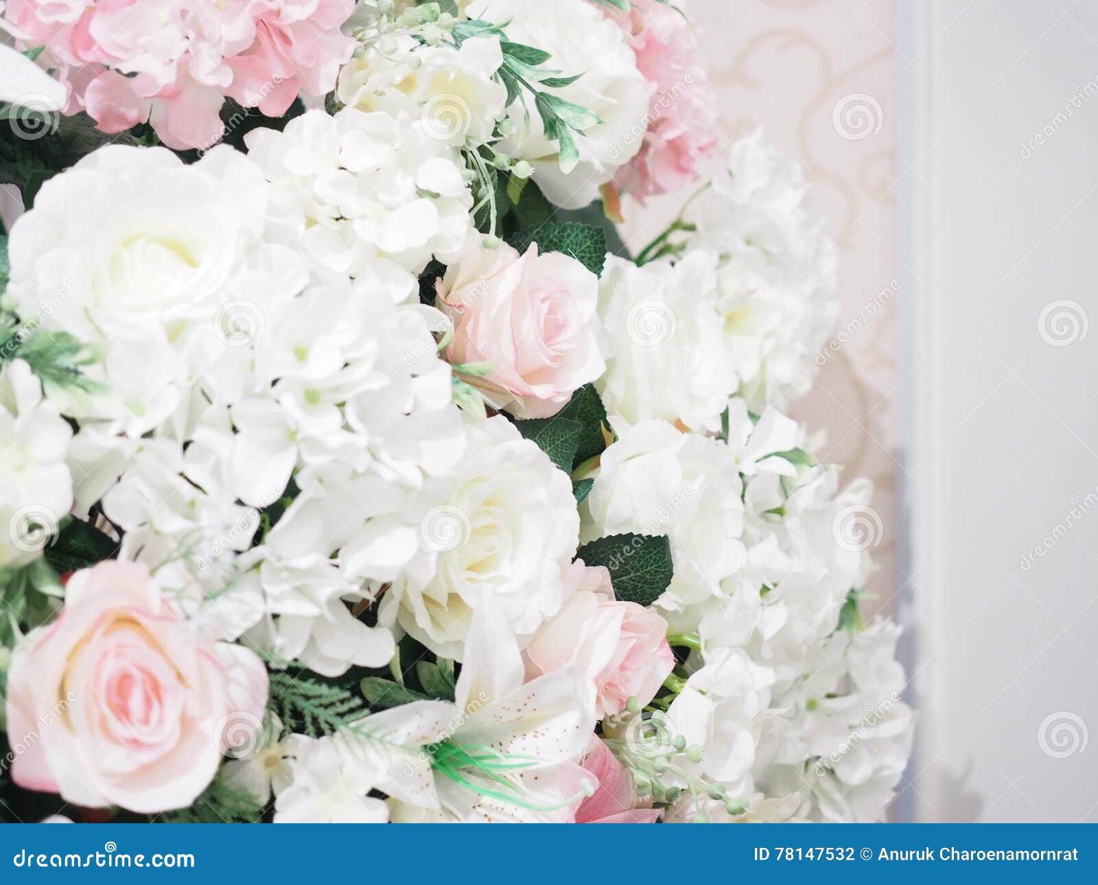 Decori loggetto con colore rosa e bianco dai fiori artificiali ... Decori e colori