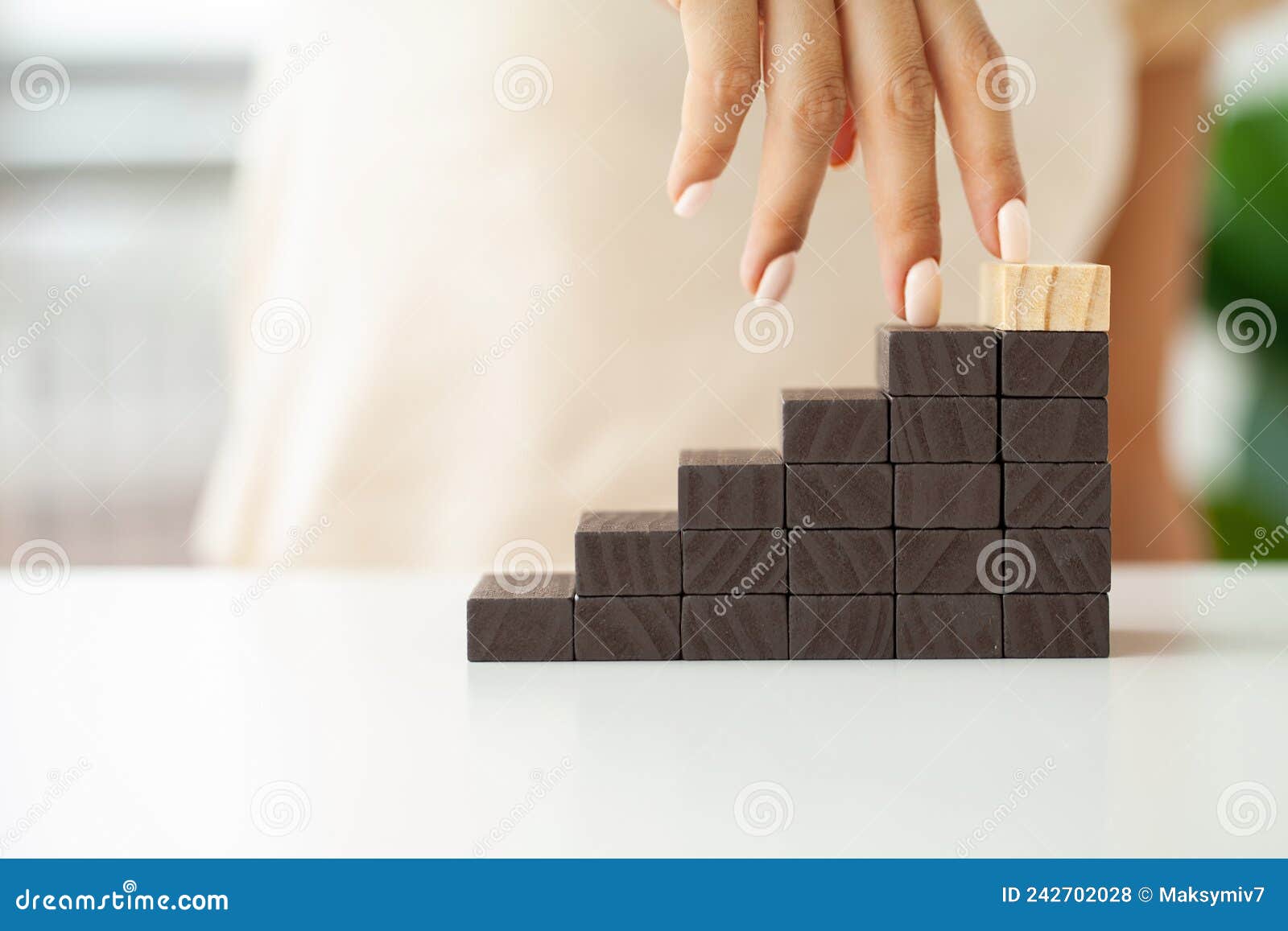 Dedos Hembra Escalar Escalera De Bloques De Madera Foto de archivo