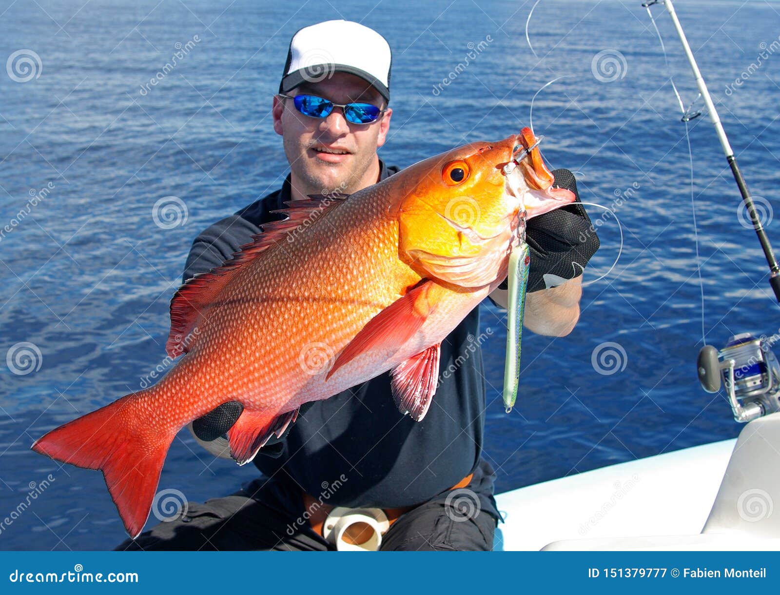 https://thumbs.dreamstime.com/z/deep-sea-fishing-red-snapper-catch-fish-big-game-boat-lure-fisherman-holding-151379777.jpg