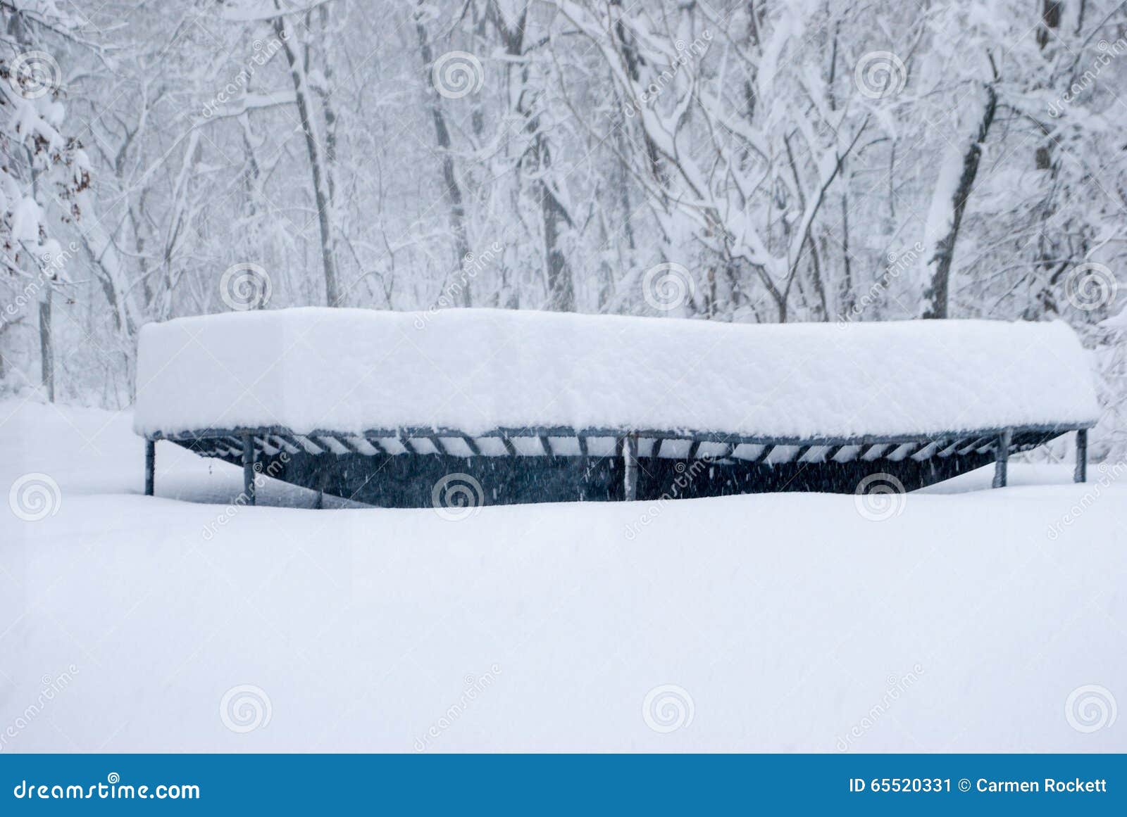 https://thumbs.dreamstime.com/z/deep-snow-trampoline-piled-thirty-inches-front-covered-trees-near-lucketts-va-65520331.jpg