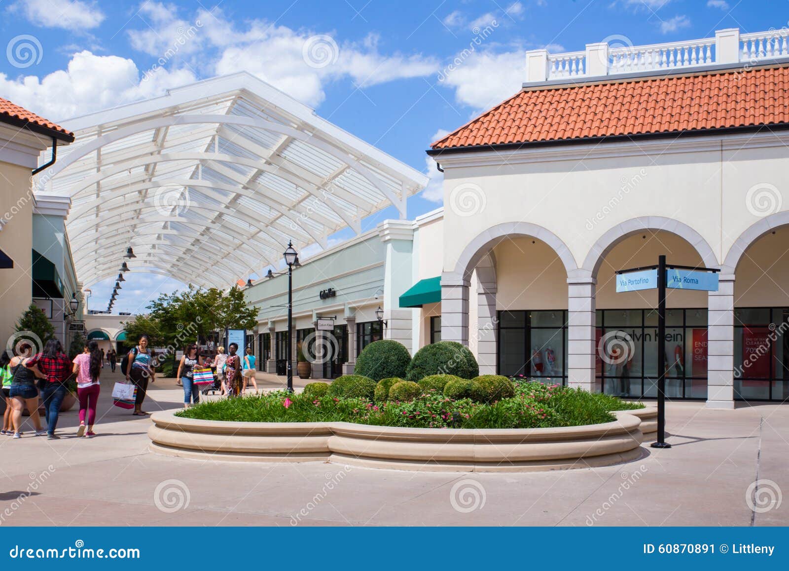 Deer Park NY Factory Outlet Mall Editorial Photo - Image of modern,  designer: 60870891