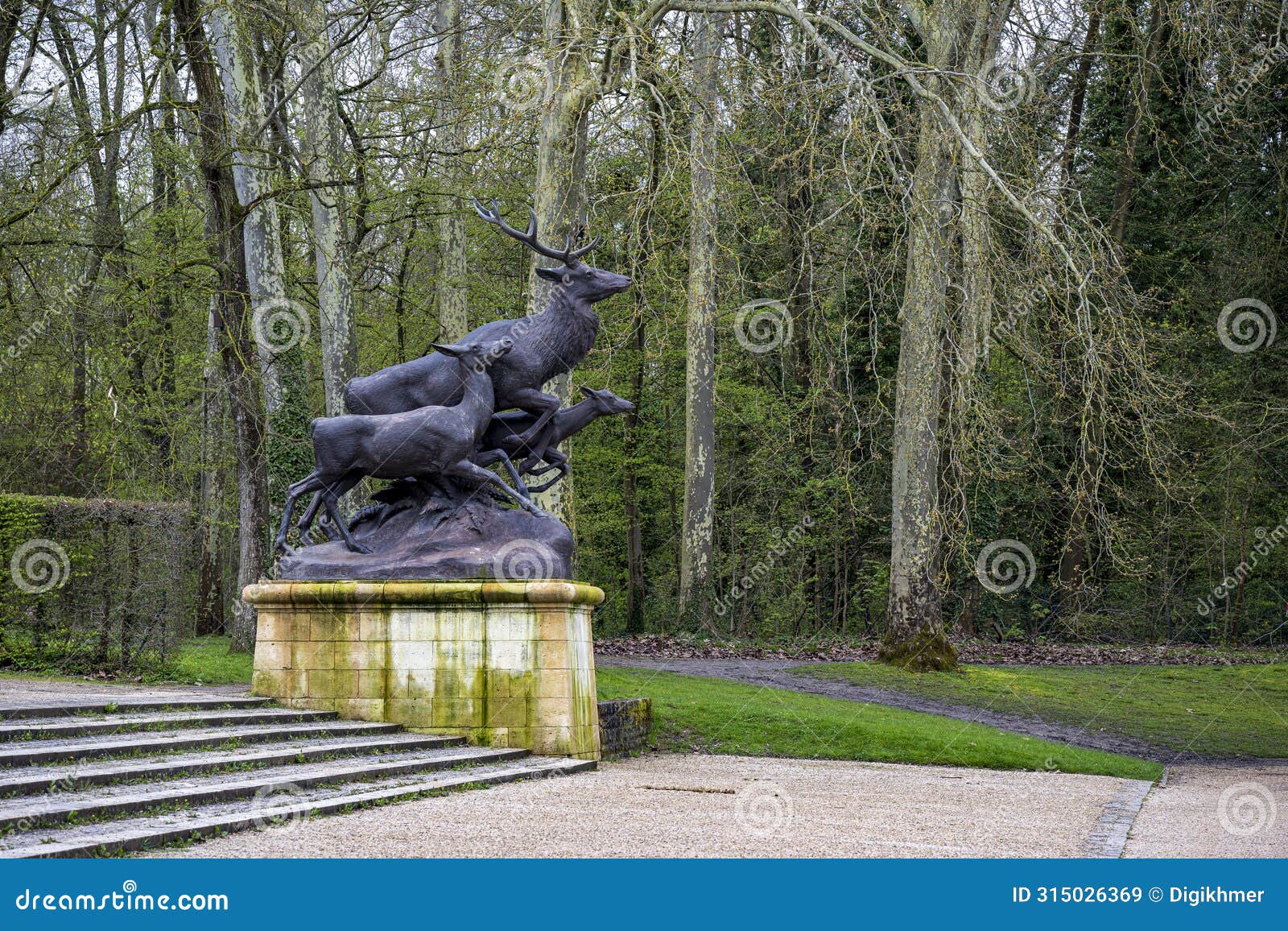 the deer statues at the edge of the octagonal pool in the sceaux park