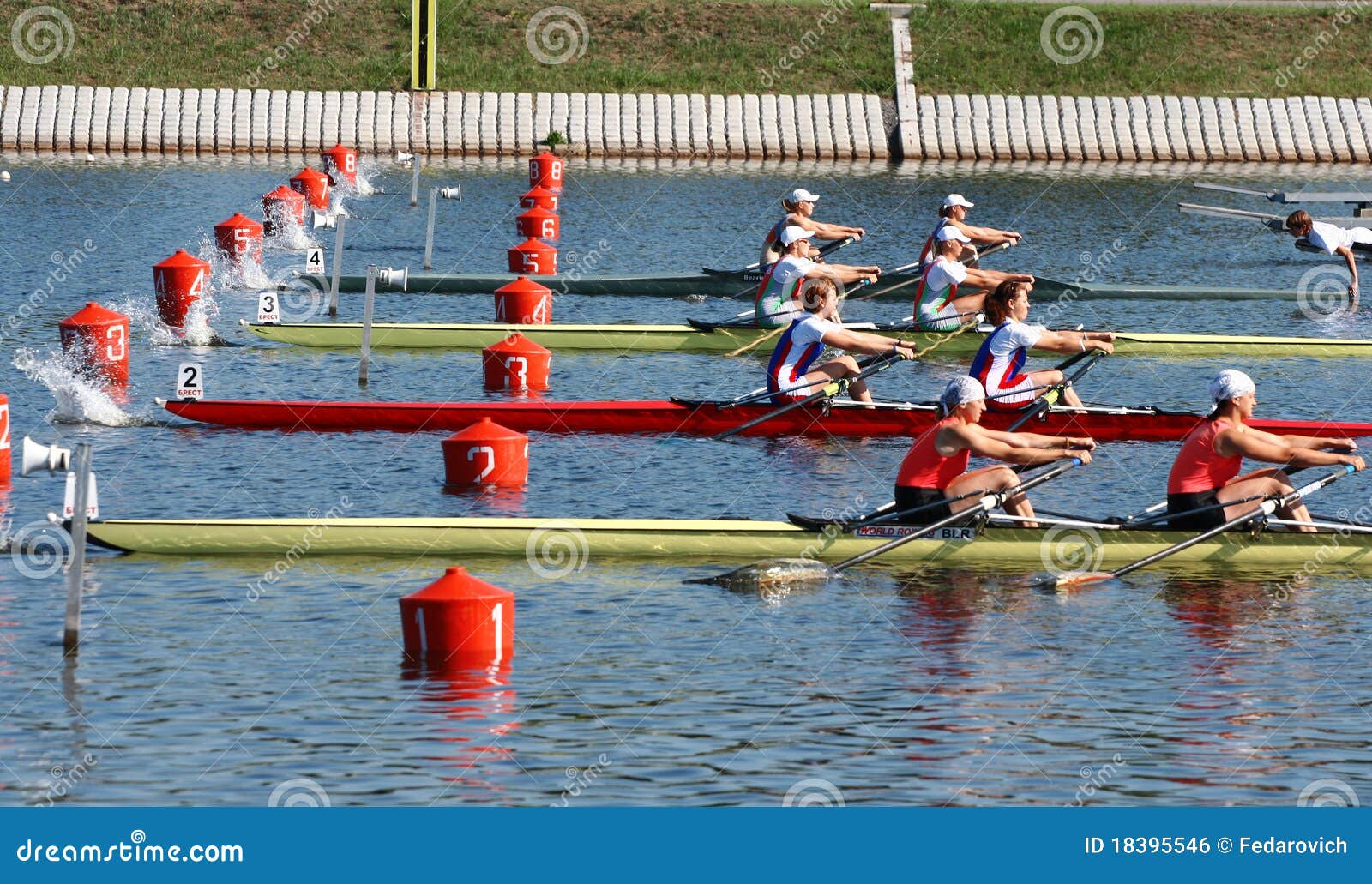 Def. in het roeien. De roeiers van sportmannen. De def.toernooien van de Republiek Wit-Rusland in het roeien in de klasse W2x. de foto werd genomen 7/16/2009. roeiende kanaalstad van Brest.