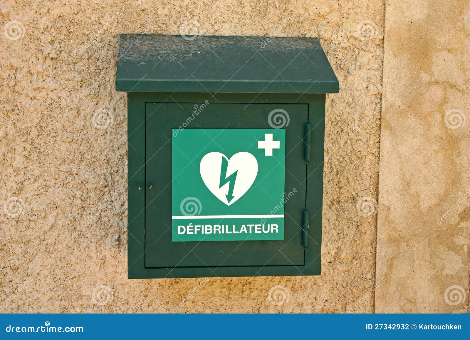 Defibrillator-Kasten. Grüner Kasten mit Defibrillator (defibbrillateur) in Frankreich