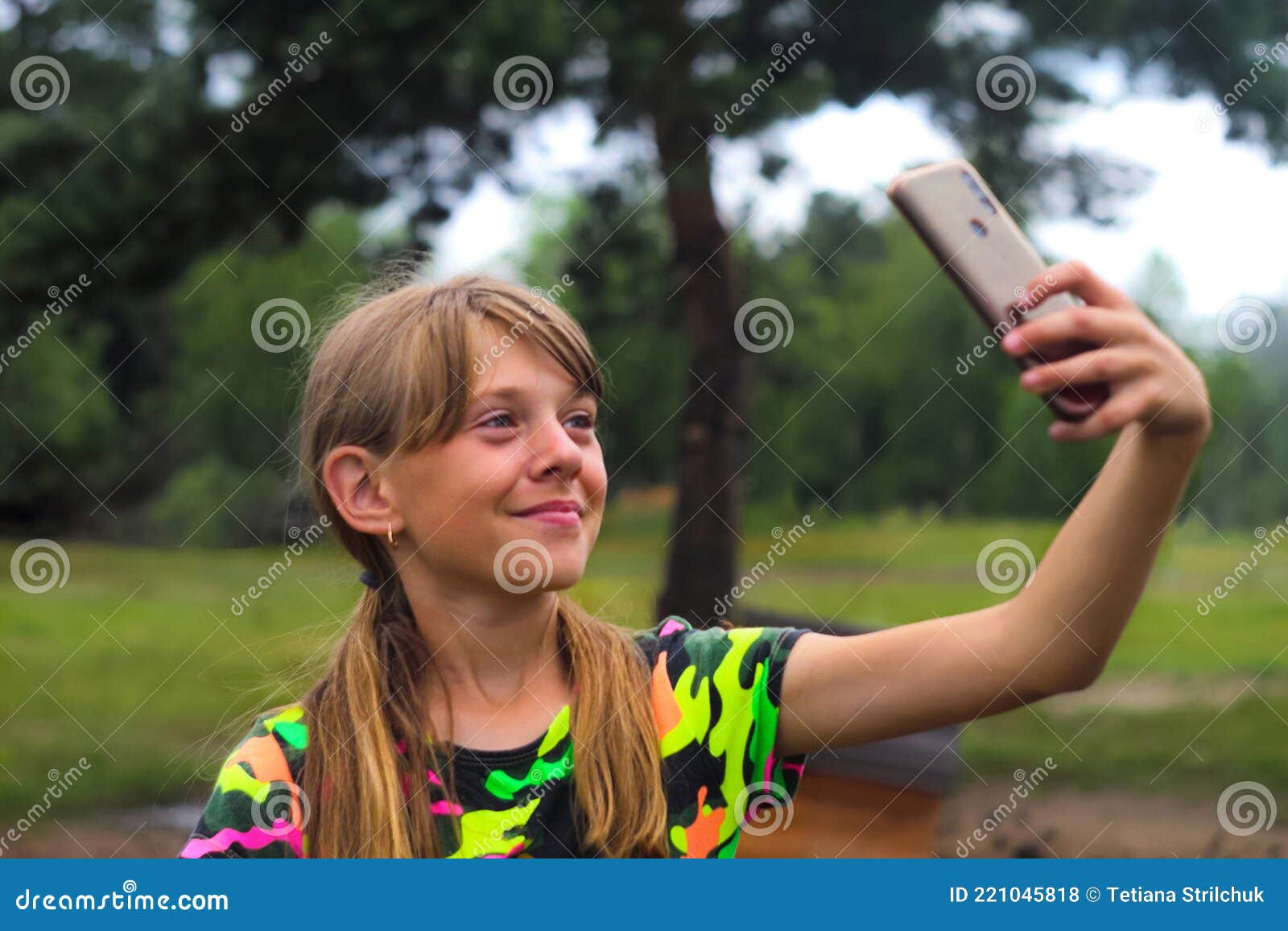 Various Girls Taking Mirror Selfie Social Stock Vector (Royalty Free)  1665089713 | Shutterstock