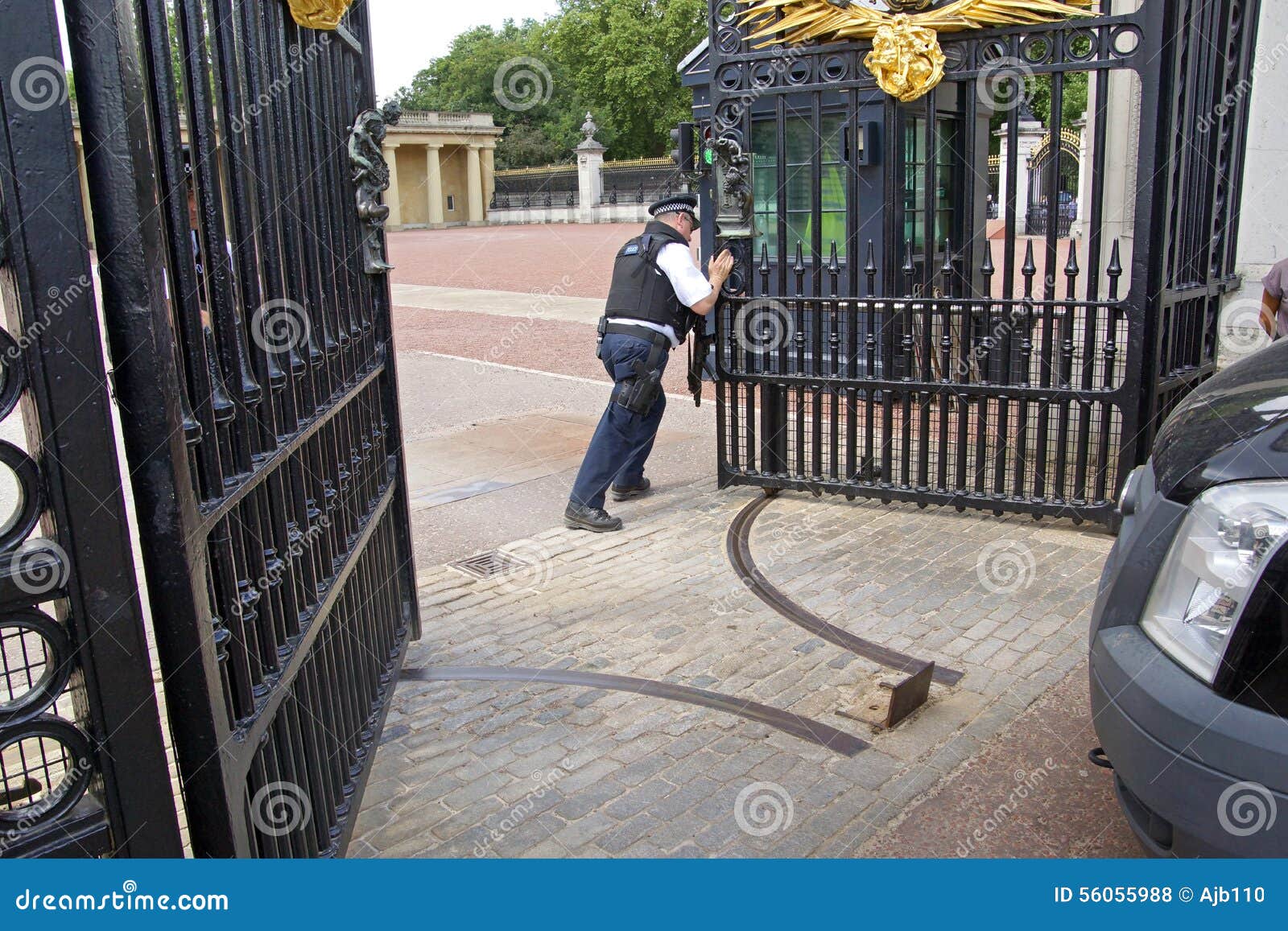 Сторож ворот. Человек открывает ворота. Открытые ворота. Ворота полиции. Человек открывает калитку.
