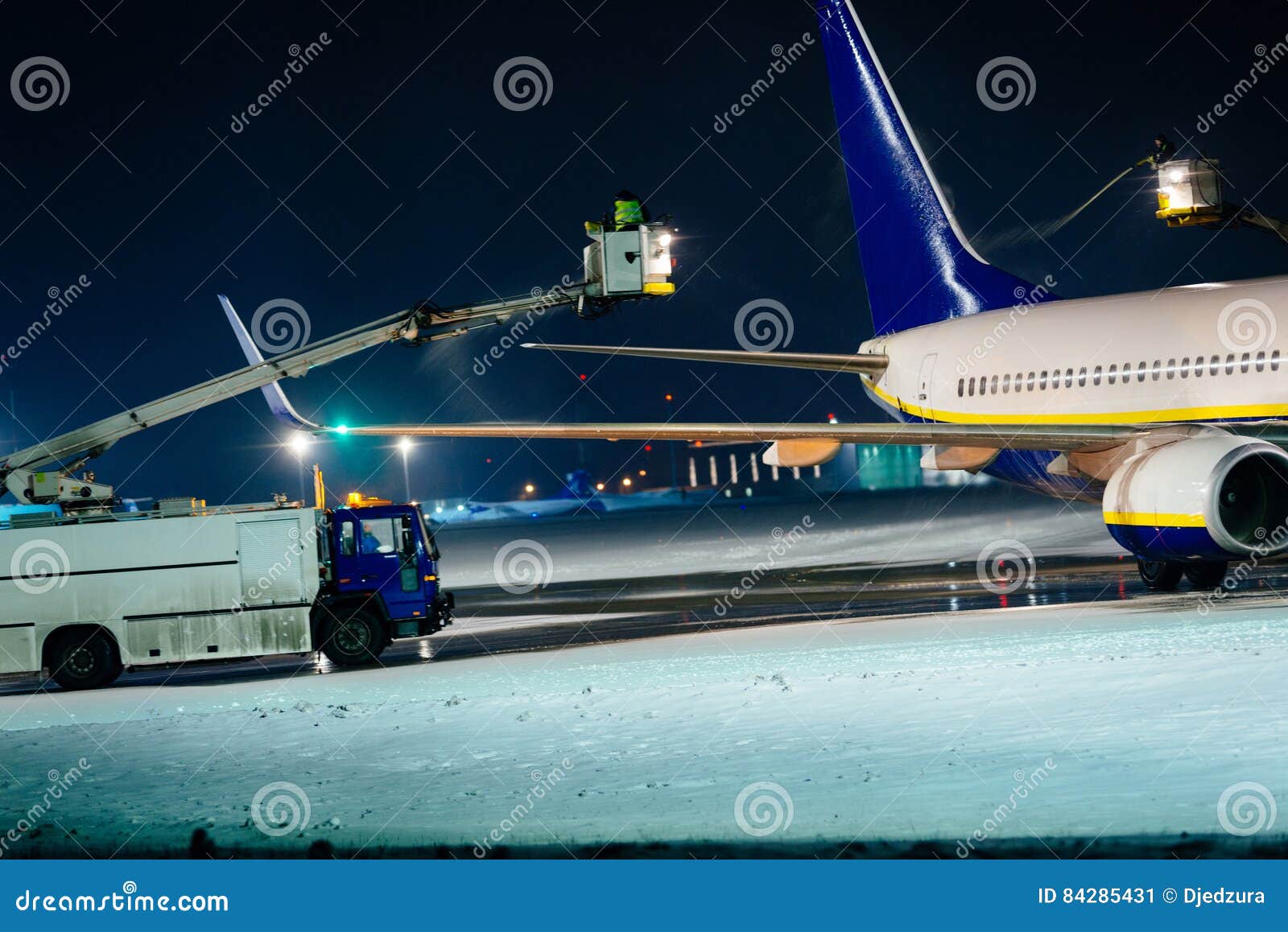 https://thumbs.dreamstime.com/z/deicing-passenger-airplane-heavy-snow-night-84285431.jpg