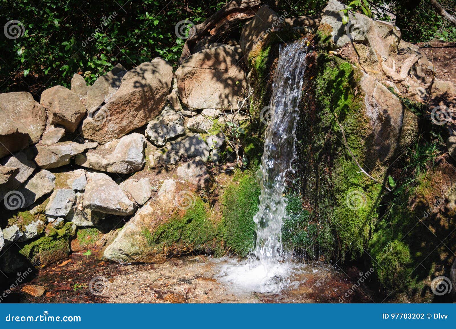Dekorativer Wasserfall Mit Einem Kleinen Teich Stockfoto Bild Von Teich Einem 97703202