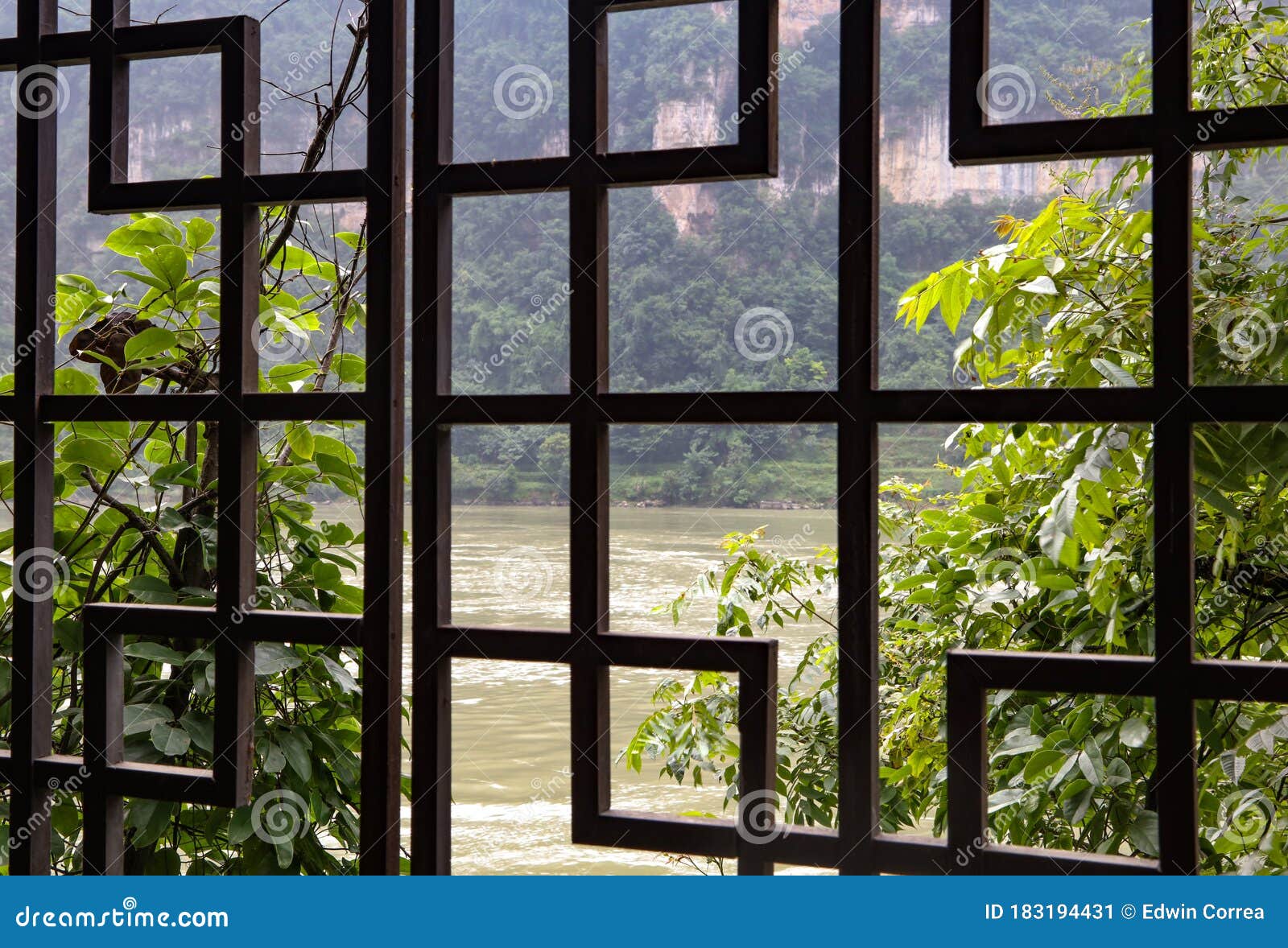 Dekoratives Chinesisch Ein Hölzernes Fenster Mit Angaben Stockbild - Bild  von frech, berg: 183194431