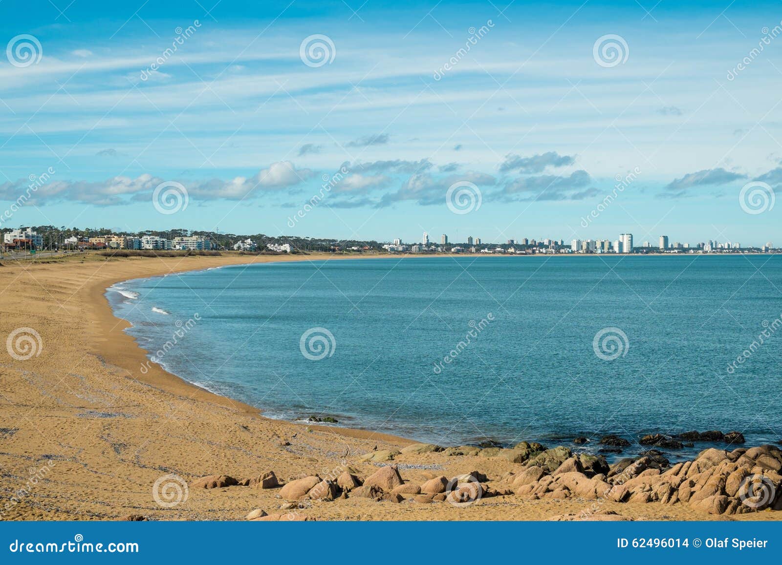 Del punta Este. Punta Del Este plaża z swój linią horyzontu w tle i zatoka