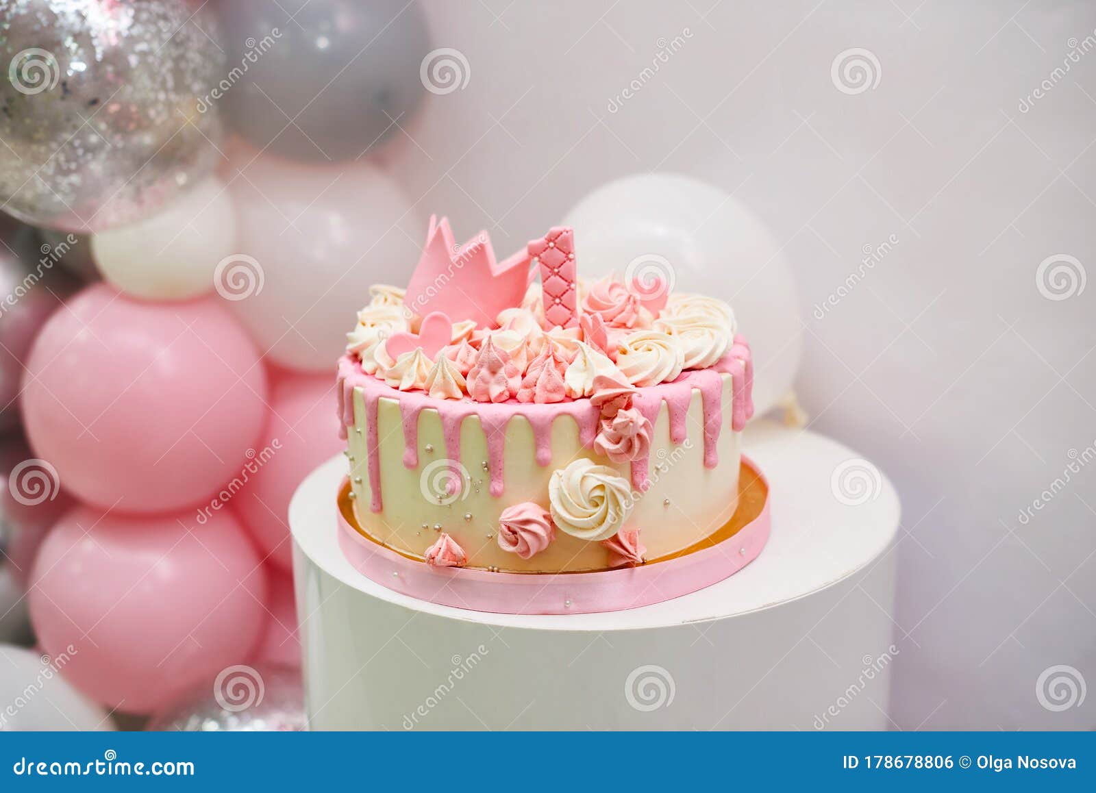 Delicado Pastel Rosa Con Corona De Princesa Dorada De Baudibles Y Número 1.  Fiesta De Primer Cumpleaños De Una Niña De Un Año Con Foto de archivo -  Imagen de disfrutar, feliz: 178678806