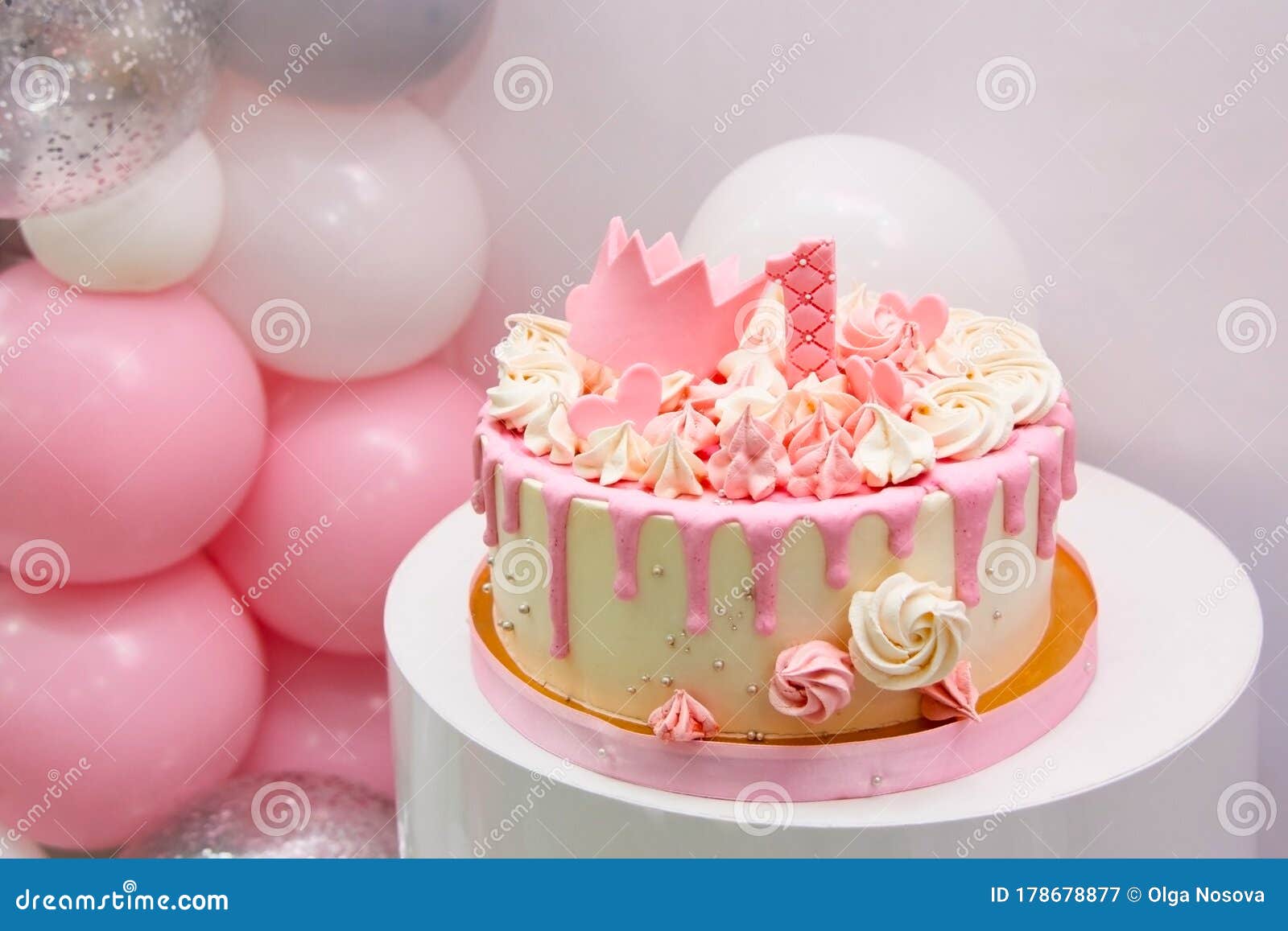 Delicado Pastel Rosa Con Corona De Princesa Dorada De Baudibles Y Número 1.  Fiesta De Primer Cumpleaños De Una Niña De Un Año Con Imagen de archivo -  Imagen de casero, torta: 178678877