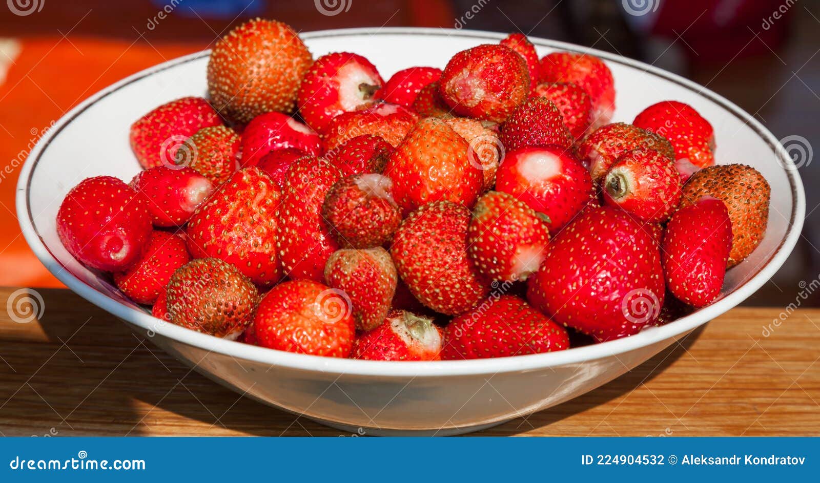 https://thumbs.dreamstime.com/z/deliciosas-fresas-jugosas-en-un-plato-blanco-frescas-cerca-del-jard%C3%ADn-casero-224904532.jpg