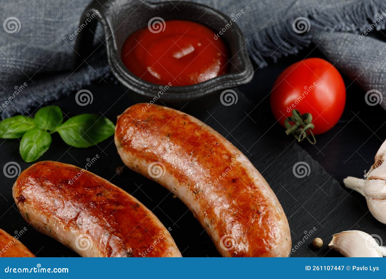 Deliciosas Salchichas Fritas Con Salsa Imagen de archivo Imagen de