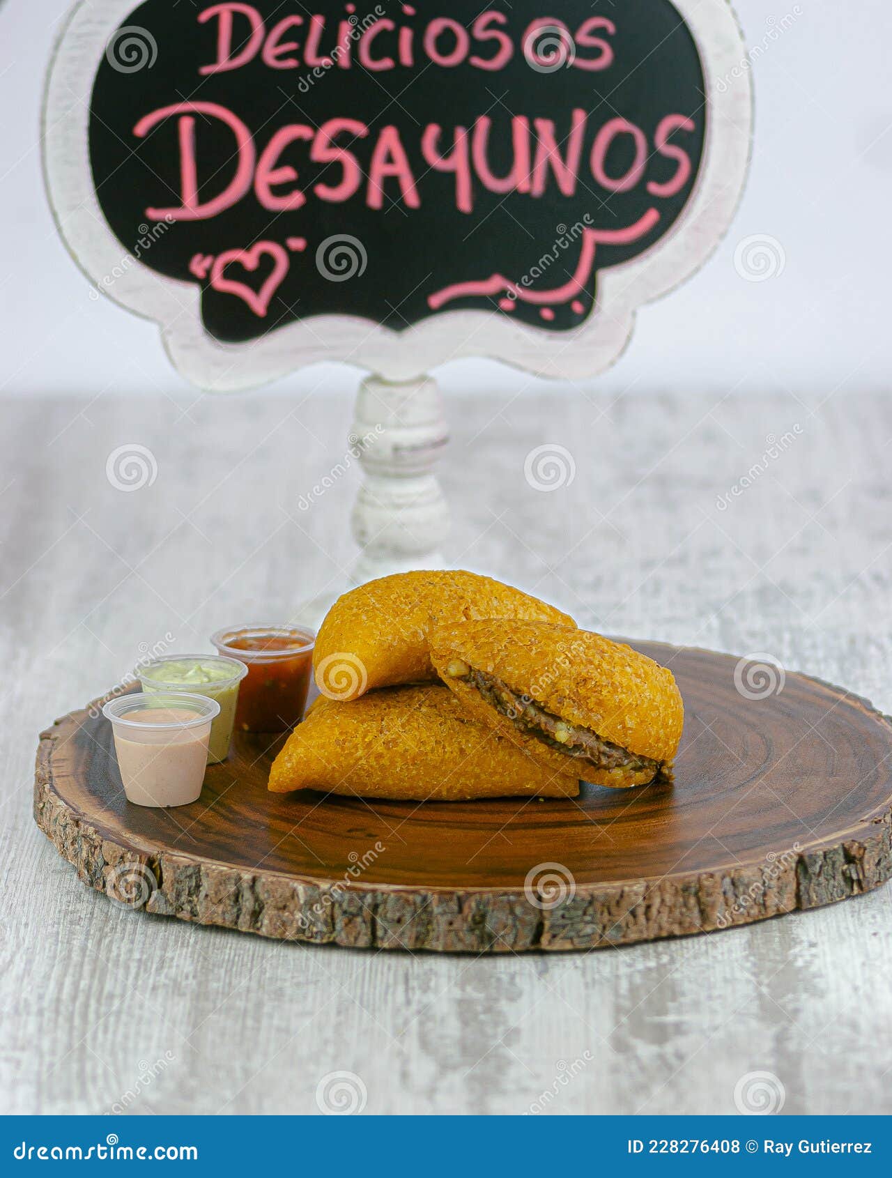 delicioso desayuno con empanadas colombianas breakfast